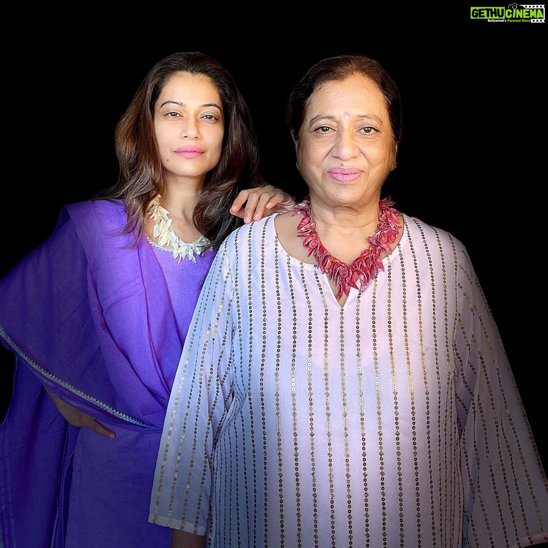 Payal Rohatgi Instagram - हम सब को पता चला “conscious possession” के बारे में जब Aryan Khan को गिरफ़्तार किया NCB ने और NCB के वकील ने बोला कि Aryan को गिरफ़्तार इसलिए किया क्योंकि उन्हें पता था कि उनके दोस्त के जूते में drugs है। To watch the video : https://youtu.be/bCMQtbRFjCU #payalrohatgi “Conscious Support” के बारे में हमें तब पता चला जब Pakistan की जीत पर भारतीय मुसलमानों ने पटाखे फोड़े और आज मैं आपके साथ बातचीत करना चाहती हूँ “Conscious Business” के ऊपर। आप सबने एक video देखा होगा जहाँ पे मेरे पिताजी कह रहे है कि कैसे उन्होंने हाल में ही Raymond की Shirt ख़रीदी जिसमें Made in China लिखा था pricetag के ऊपर। Raymond भारत से जुड़ी हुई company है 1925 से उसका संबंध Bharat ke साथ है और cotton और linen जो Bharat की पहचान है उसका इस्तेमाल Raymond नहीं करता था परंतु China के raw materials का इस्तेमाल करता है। अब इस पर मैं इतना कहना चाहूँगी कि profit margin अच्छा होगा इसलिए भारत के raw materials नहीं बल्कि China के इस्तेमाल करना Raymond पसंद करता होगा। अब केंद्र सरकार ने TikTok जैसी चीन की application को ban करवाया क्यूँकि भारत और चीन के सम्बंध सही है परंतु उसके बावजूद भारत का प्रसिद्ध brand चीन के प्रदार्थ का इस्तेमाल करना पसंद करता है। उसे कहते हैं “conscious business’ जो मुझे ग़लत लगा। एक celebrity या consumer तो विभिन्न देशों के products का इस्तेमाल करता है परंतु एक भारतीय company जो भारत के raw materials का इस्तेमाल कर सकती है अपने प्रदार्थ बनाने के लिए वो जान बूचकर क्यूँ चीन के raw materials का इस्तेमाल करती है ???? यह सोच समझना ज़रूरी है 🙏