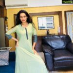 Payal Rohatgi Instagram - यह सिर तो अब अपनी मर्ज़ी से ही झुकेगा, आज से जिसकी जितनी औक़ात उसे उतना ही मिलेगा 🙏. भारत की #मुस्लिमबहनो को हक़ है भारत के संविधान के अनुसार वो सबका जो भारत की बाक़ी धर्म की औरतों का है। आपको आपके शादी में सम्मान मिले उसके लिए #TripleTalaqBill भारत में pass होना ज़रूरी है मगर कुछ नेता आपके यह हक़ में टाँग लगा रहे हैं और यह नेता सत्ता में नहीं आए उसके लिए आपको एक सही आदमी को अपना प्रधानमंत्री बनाना है। आपके धर्म के अंदर #Halala और #Hijab है जो शायद आपको अच्छा नहीं लगता होगा मगर आवाज़ उठाने के लिए आप डरते होगे तो वो डर को निकालने के लिए Narendra Modi जी को vote दीजीये जो सही तौर से आपका भला चाहता है। आपके पूर्वाजो ने आपकी भलाई के लिए भारत में रहना choose किया तो फिर आप भी अपनी बच्चों की भलाई के लिए भारत को Islamic बनाने से बचाइए। आप नहीं चाहेंगे की भारत का संविधान Sharia law का ग़ुलाम बन जाए। जिस political party ने ७० साल से आपकी इज़्ज़त की लड़ाई नहीं लड़ी वो आगे कभी नहीं लड़ने वाली। वो सिर्फ़ आपके धर्म के अंदर पुरुषों को हक़ दे रही है आपको एक वस्तु की तरह treat करने का। आप एक object नहीं है, आप भारत की शक्तिशाली औरत है और आपके पास हक़ है vote करने का। #VoteForModi और अपने धर्म से #TripleTalaq निकालिए और कंधे से कंधा मिलाकर चलिए बाक़ी भारतियों के साथ। जय श्री राम 🙏 #payalrohatgi