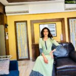 Payal Rohatgi Instagram - यह सिर तो अब अपनी मर्ज़ी से ही झुकेगा, आज से जिसकी जितनी औक़ात उसे उतना ही मिलेगा 🙏. भारत की #मुस्लिमबहनो को हक़ है भारत के संविधान के अनुसार वो सबका जो भारत की बाक़ी धर्म की औरतों का है। आपको आपके शादी में सम्मान मिले उसके लिए #TripleTalaqBill भारत में pass होना ज़रूरी है मगर कुछ नेता आपके यह हक़ में टाँग लगा रहे हैं और यह नेता सत्ता में नहीं आए उसके लिए आपको एक सही आदमी को अपना प्रधानमंत्री बनाना है। आपके धर्म के अंदर #Halala और #Hijab है जो शायद आपको अच्छा नहीं लगता होगा मगर आवाज़ उठाने के लिए आप डरते होगे तो वो डर को निकालने के लिए Narendra Modi जी को vote दीजीये जो सही तौर से आपका भला चाहता है। आपके पूर्वाजो ने आपकी भलाई के लिए भारत में रहना choose किया तो फिर आप भी अपनी बच्चों की भलाई के लिए भारत को Islamic बनाने से बचाइए। आप नहीं चाहेंगे की भारत का संविधान Sharia law का ग़ुलाम बन जाए। जिस political party ने ७० साल से आपकी इज़्ज़त की लड़ाई नहीं लड़ी वो आगे कभी नहीं लड़ने वाली। वो सिर्फ़ आपके धर्म के अंदर पुरुषों को हक़ दे रही है आपको एक वस्तु की तरह treat करने का। आप एक object नहीं है, आप भारत की शक्तिशाली औरत है और आपके पास हक़ है vote करने का। #VoteForModi और अपने धर्म से #TripleTalaq निकालिए और कंधे से कंधा मिलाकर चलिए बाक़ी भारतियों के साथ। जय श्री राम 🙏 #payalrohatgi