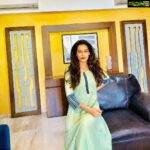 Payal Rohatgi Instagram - यह सिर तो अब अपनी मर्ज़ी से ही झुकेगा, आज से जिसकी जितनी औक़ात उसे उतना ही मिलेगा 🙏. भारत की #मुस्लिमबहनो को हक़ है भारत के संविधान के अनुसार वो सबका जो भारत की बाक़ी धर्म की औरतों का है। आपको आपके शादी में सम्मान मिले उसके लिए #TripleTalaqBill भारत में pass होना ज़रूरी है मगर कुछ नेता आपके यह हक़ में टाँग लगा रहे हैं और यह नेता सत्ता में नहीं आए उसके लिए आपको एक सही आदमी को अपना प्रधानमंत्री बनाना है। आपके धर्म के अंदर #Halala और #Hijab है जो शायद आपको अच्छा नहीं लगता होगा मगर आवाज़ उठाने के लिए आप डरते होगे तो वो डर को निकालने के लिए Narendra Modi जी को vote दीजीये जो सही तौर से आपका भला चाहता है। आपके पूर्वाजो ने आपकी भलाई के लिए भारत में रहना choose किया तो फिर आप भी अपनी बच्चों की भलाई के लिए भारत को Islamic बनाने से बचाइए। आप नहीं चाहेंगे की भारत का संविधान Sharia law का ग़ुलाम बन जाए। जिस political party ने ७० साल से आपकी इज़्ज़त की लड़ाई नहीं लड़ी वो आगे कभी नहीं लड़ने वाली। वो सिर्फ़ आपके धर्म के अंदर पुरुषों को हक़ दे रही है आपको एक वस्तु की तरह treat करने का। आप एक object नहीं है, आप भारत की शक्तिशाली औरत है और आपके पास हक़ है vote करने का। #VoteForModi और अपने धर्म से #TripleTalaq निकालिए और कंधे से कंधा मिलाकर चलिए बाक़ी भारतियों के साथ। जय श्री राम 🙏 #payalrohatgi