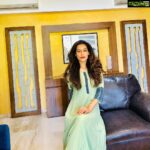 Payal Rohatgi Instagram - यह सिर तो अब अपनी मर्ज़ी से ही झुकेगा, आज से जिसकी जितनी औक़ात उसे उतना ही मिलेगा 🙏. भारत की #मुस्लिमबहनो को हक़ है भारत के संविधान के अनुसार वो सबका जो भारत की बाक़ी धर्म की औरतों का है। आपको आपके शादी में सम्मान मिले उसके लिए #TripleTalaqBill भारत में pass होना ज़रूरी है मगर कुछ नेता आपके यह हक़ में टाँग लगा रहे हैं और यह नेता सत्ता में नहीं आए उसके लिए आपको एक सही आदमी को अपना प्रधानमंत्री बनाना है। आपके धर्म के अंदर #Halala और #Hijab है जो शायद आपको अच्छा नहीं लगता होगा मगर आवाज़ उठाने के लिए आप डरते होगे तो वो डर को निकालने के लिए Narendra Modi जी को vote दीजीये जो सही तौर से आपका भला चाहता है। आपके पूर्वाजो ने आपकी भलाई के लिए भारत में रहना choose किया तो फिर आप भी अपनी बच्चों की भलाई के लिए भारत को Islamic बनाने से बचाइए। आप नहीं चाहेंगे की भारत का संविधान Sharia law का ग़ुलाम बन जाए। जिस political party ने ७० साल से आपकी इज़्ज़त की लड़ाई नहीं लड़ी वो आगे कभी नहीं लड़ने वाली। वो सिर्फ़ आपके धर्म के अंदर पुरुषों को हक़ दे रही है आपको एक वस्तु की तरह treat करने का। आप एक object नहीं है, आप भारत की शक्तिशाली औरत है और आपके पास हक़ है vote करने का। #VoteForModi और अपने धर्म से #TripleTalaq निकालिए और कंधे से कंधा मिलाकर चलिए बाक़ी भारतियों के साथ। जय श्री राम 🙏 #payalrohatgi