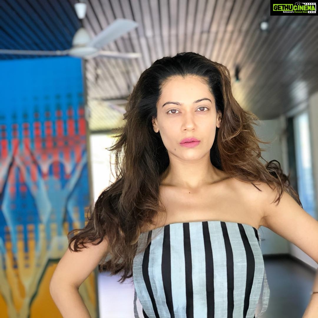 Payal Rohatgi Instagram - लोगों खो रहा हु में, समजदार हो रहा हु में 🙏 जो पथर चोट लगकर टूट जाता है वो कंकर बन जाता है और जो पथर वो चोट को सह जाता है वो शंकर बन जाता है 🙏 #payalrohatgi #paayalrohatgi
