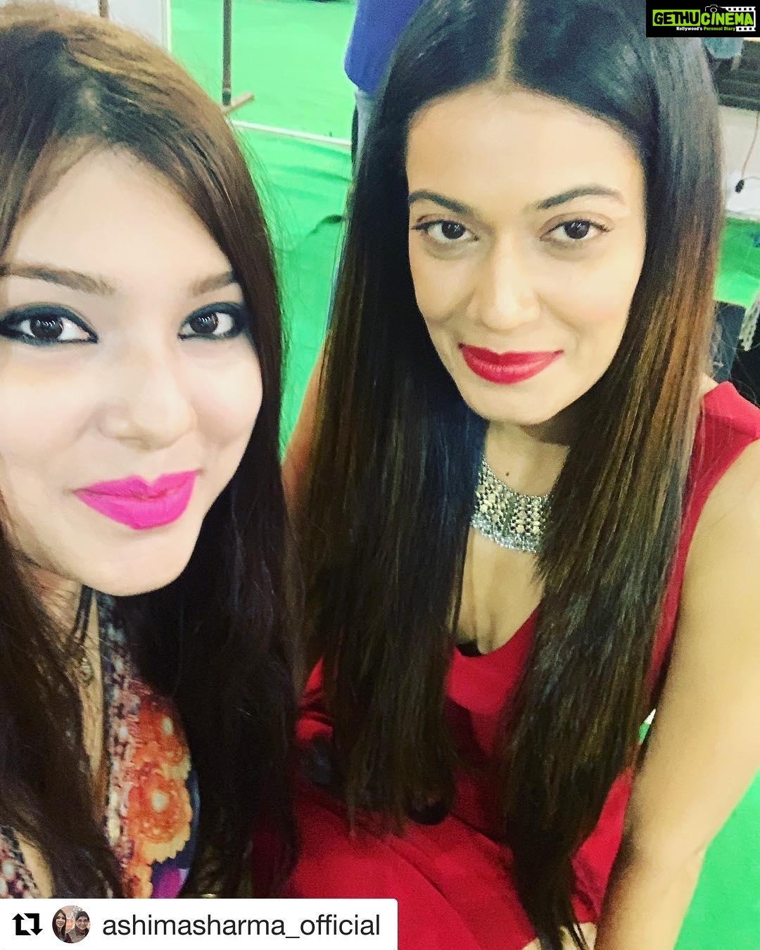 Payal Rohatgi Instagram - कौन कर्मा की बात कर रहा है 😉 Rahul Gandhi 😜 #RahulGandhi कर्मा की बात करता है Modi जी की एक interview tag करके जिसके पिताजी को bomb से उड़ा दिया था और दादी को गोलियों से भून दिया था क्यूँकि उन्होंने इतनी नफ़रत फेलाई थी अपने समय में। यह राहुल गांधी जो #Amethi से भाग कर #Wayanad से दूसरी ticket लेता है क्यूँकि उसको भी पता है की उसने कोई growth & development नहीं किया Amethi के अंदर और वहाँ से हारने वाला है। #Congress के twitter handle ने कोई video share किया heading के साथ की कैसे Bollywood लोगों को vote करने के लिए कह रहा था, साथ में सोच समजकर vote करने को भी कह रहा था। जब हमने video देखा तो उसके character artist थे और #MeToo आरोपी आदमी और एक bald music composer जो मज़ाक़ बना रहा था #PulwamaTerrorAttack का । यह लोग बॉलीवुड में काम करने वाले कुछ junior artist हैं नकी Bollywood के superstar Salman Khan, AmitabhBachchan या Aamir Khan. इस के इलवा कोई ख़बर यह भी सुनी की Naseeruddin Shah, Konkana Sen और ६०० artist लोगों को कह रहे हैं की BJP को vote मत करो क्यूँकि उनको नफ़रत की politics नहीं पसंद तो इन बेवक़ूफ़ को हमने कुछ नफ़रत की incidents बताए यह सरकार के पहले के समय से। परंतु बॉलीवुड काफ़ी अनपड है क्यूँकि बचपन से school जाने के बजाए यह सिर्फ़ नाच गाने में मेहनत करते हैं 🙏 #Repost @ashimasharma_official with @get_repost ・・・ Beautiful @payalrohatgi its so lovely to Design for you #payalrohatgi #strongwoman 🤗 @sangramsingh_wrestler #sangramsingh