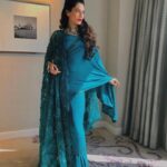 Payal Rohatgi Instagram - #KapilMishra जी का एक video था जो #UrbanNaxals को expose करता है और उस video से सारे यह AntiNationals पागल हो गए परंतु वो video मैं वो कभी भी कीसी को मार डालने के लिए नहीं कहते। आज एक कांग्रिस नेता का video देखा #BelurGopalkrishna का जो कह रहा है लोगों को की वो प्रधानमंत्री को मार डाले 😳😡 #Sadhguru जी का एक video देखा जहाँ वो लोगों को बताते हैं की योग को UN मैं मोदी जी की वजह से acceptance मिला। योगा हिंदुस्तान का सबसे बड़ा योगदान है विश्व की भलाई के लिए। यह उन लोगों के लिए जो भारत को war mongering कह रहे थे पाकिस्तान के झूठे शांति के ड्रामा पर। पाक का नेता तो भारत के लोगों का मज़ाक़ बना रहा था उनको गाय का मूत्र पीने वाला और मूर्ति पूजा करने वाला कहके। यह है उनकी असली नफ़रत 🙏 #Repost @confidress with @get_repost ・・・ Be the epitome of elegance with this Bottle Green Stitched Saree and Cape. Adorned with threadwork, the cape is enhanced by pearls and beaded embroidery. ———— @labelshian @payalrohatgi ———— #confidress #confidresser #celebrity