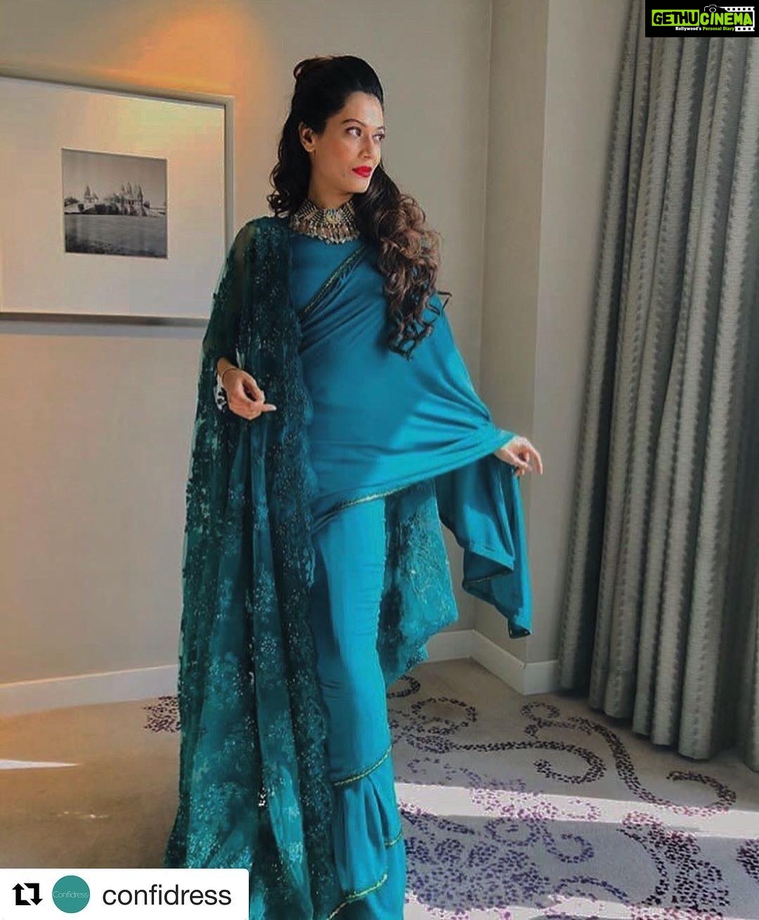 Payal Rohatgi Instagram - #KapilMishra जी का एक video था जो #UrbanNaxals को expose करता है और उस video से सारे यह AntiNationals पागल हो गए परंतु वो video मैं वो कभी भी कीसी को मार डालने के लिए नहीं कहते। आज एक कांग्रिस नेता का video देखा #BelurGopalkrishna का जो कह रहा है लोगों को की वो प्रधानमंत्री को मार डाले 😳😡 #Sadhguru जी का एक video देखा जहाँ वो लोगों को बताते हैं की योग को UN मैं मोदी जी की वजह से acceptance मिला। योगा हिंदुस्तान का सबसे बड़ा योगदान है विश्व की भलाई के लिए। यह उन लोगों के लिए जो भारत को war mongering कह रहे थे पाकिस्तान के झूठे शांति के ड्रामा पर। पाक का नेता तो भारत के लोगों का मज़ाक़ बना रहा था उनको गाय का मूत्र पीने वाला और मूर्ति पूजा करने वाला कहके। यह है उनकी असली नफ़रत 🙏 #Repost @confidress with @get_repost ・・・ Be the epitome of elegance with this Bottle Green Stitched Saree and Cape. Adorned with threadwork, the cape is enhanced by pearls and beaded embroidery. ———— @labelshian @payalrohatgi ———— #confidress #confidresser #celebrity