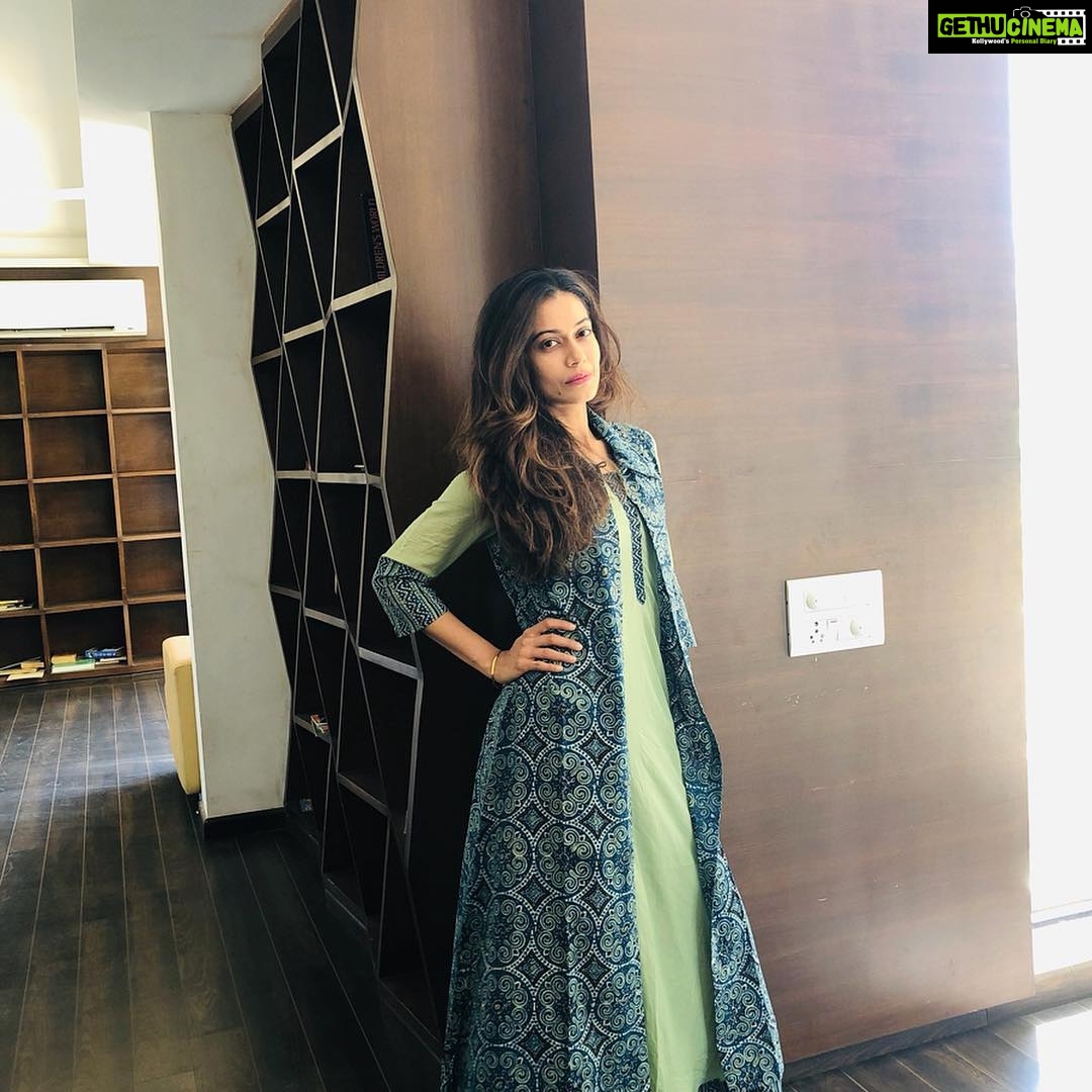 Payal Rohatgi Instagram - गुरु नानक साहेब, ने कहा जब बाबर आया था की यह पापों की बारात लेके आ रहा है, हिंदुस्तान बचके रहो। अपनी संस्कृति को बचा लो 🙏 कितने हिंदूओ ने और कितने सीखो ने जान दे है राम मंदिर के लिये। २० लाख मंदिर है भारत में एक नहीं बन तो क्या हो जाए गा 🤨? परंतु हम किसी मंदिर की बात नहीं कर रहे हम बात कर रहे है भगवान राम के जनमस्तन की। जनमस्तन तो एक ही होता है 🙏। Mecca Madina तो एक ही होता है ना। #payalrohatgi