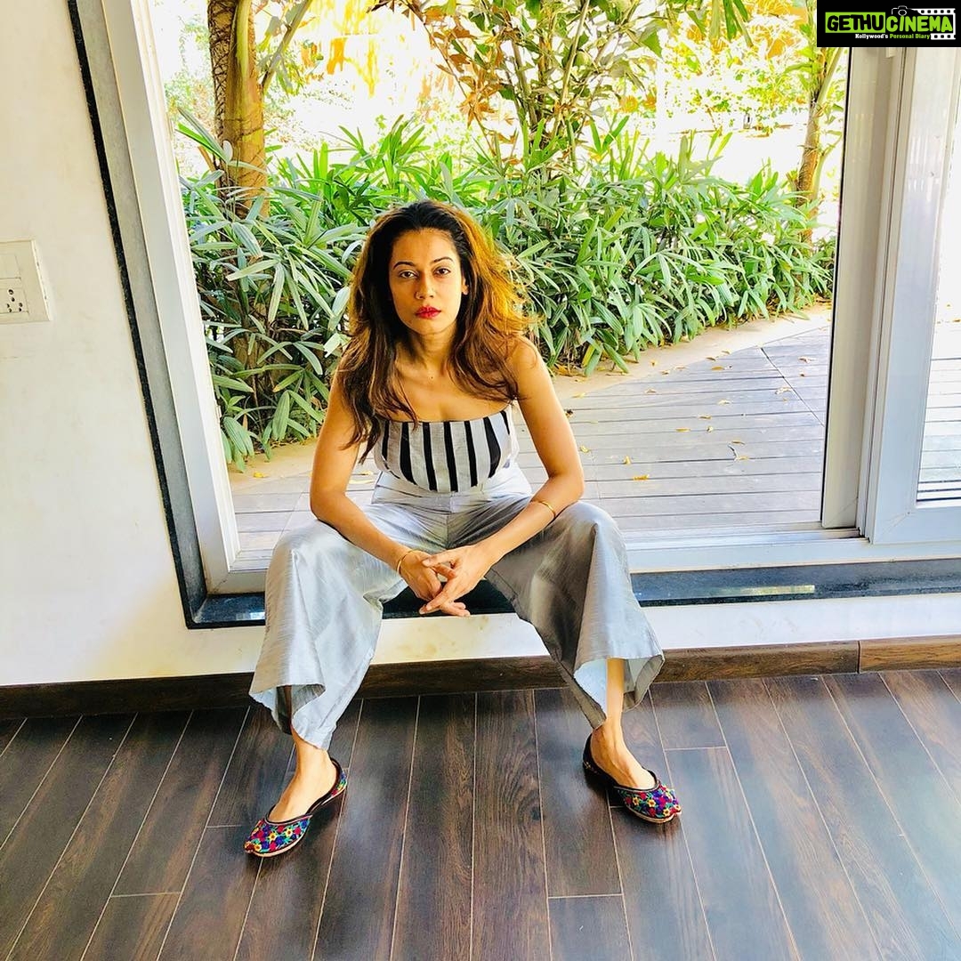 Payal Rohatgi Instagram - लोगों खो रहा हु में, समजदार हो रहा हु में 🙏 जो पथर चोट लगकर टूट जाता है वो कंकर बन जाता है और जो पथर वो चोट को सह जाता है वो शंकर बन जाता है 🙏 #payalrohatgi #paayalrohatgi