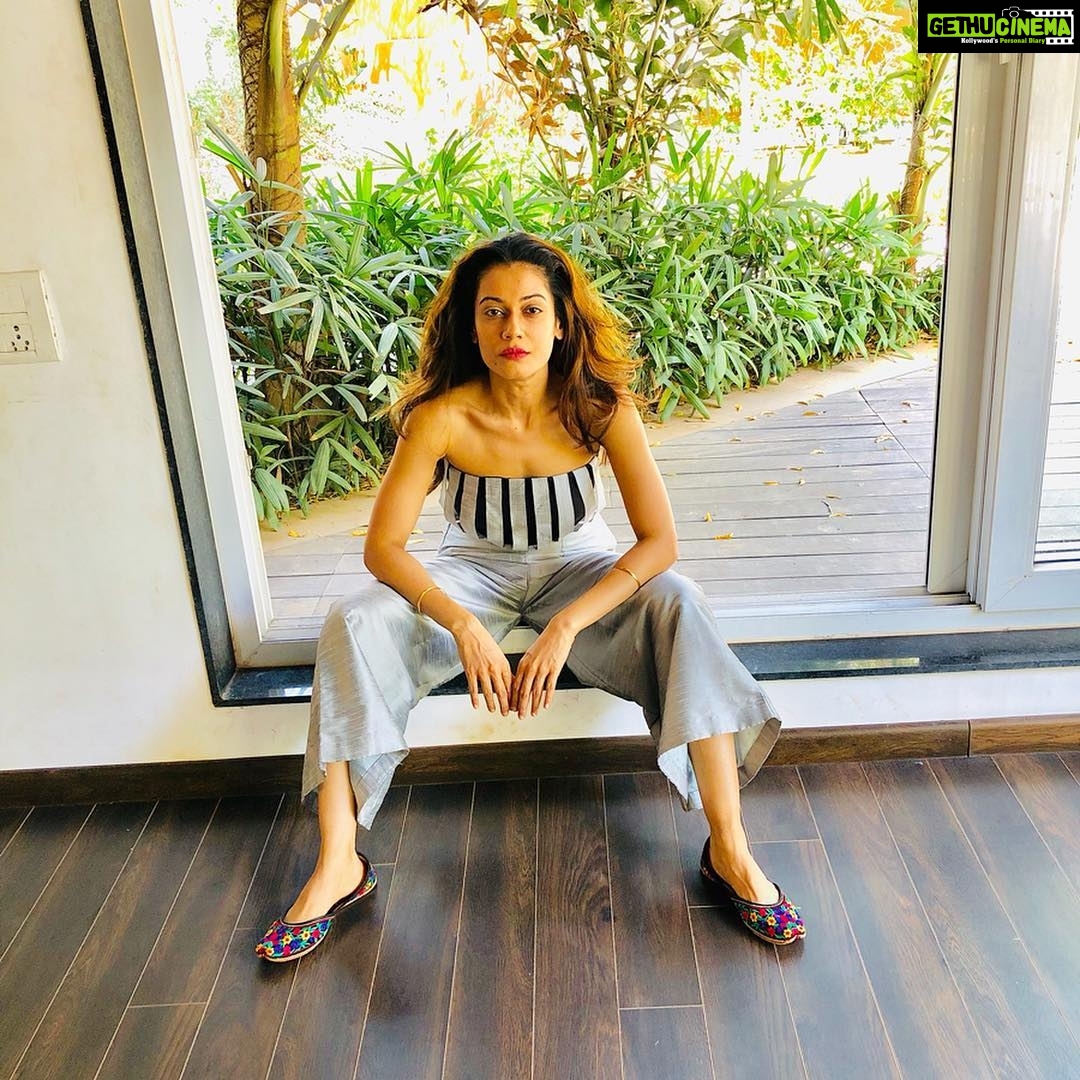 Payal Rohatgi Instagram - लोगों खो रहा हु में, समजदार हो रहा हु में 🙏 जो पथर चोट लगकर टूट जाता है वो कंकर बन जाता है और जो पथर वो चोट को सह जाता है वो शंकर बन जाता है 🙏 #payalrohatgi #paayalrohatgi