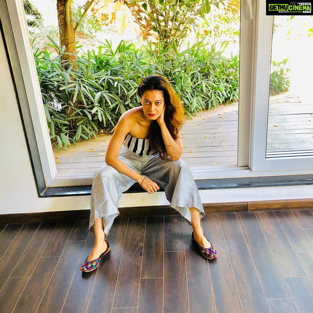Payal Rohatgi Instagram - लोगों खो रहा हु में, समजदार हो रहा हु में 🙏 जो पथर चोट लगकर टूट जाता है वो कंकर बन जाता है और जो पथर वो चोट को सह जाता है वो शंकर बन जाता है 🙏 #payalrohatgi #paayalrohatgi