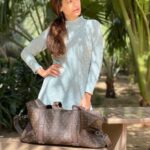 Payal Rohatgi Instagram - आज मैं आपके साथ बात करना चाहती हूँ कि Gujarat के अंदर जैसे Legal कागज़ात gujarati में होते हैं और महाराष्ट्र के अंदर जैसे Legal काग़ज़ात marathi में होते हैं बहुत अच्छा लगा यह देखकर कि Chandigarh के अंदर Legal काग़ज़ात की पहली भाषा English है न कि Punjabi। ये मैं इसलिए कह रही हूँ क्योंकि मेरी पहली भाषा समझने की अंग्रेज़ी है और अगर मुझे मेरे Legal कागज़ात समझने है आसानी से तो मुझे उस भाषा में उन्हें पढ़ना होगा जो भाषा को मैं सही तरीक़े से जानती हूँ और fluently पढ़ सकती हूँ और वो भाषा है English। साथ में मैंने Supreme Court का एक verdict देखा जहाँ पर कहा गया है कि civil dispute को criminal case का रंग नहीं देना चाहिए और जी police अफ़सर ऐसा करते हैं civil dispute को criminal case का रंग देते हैं उन police अफ़सर के ख़िलाफ़ कड़ी से कड़ी कार्रवाही होनी चाहिए। #payalrohatgi