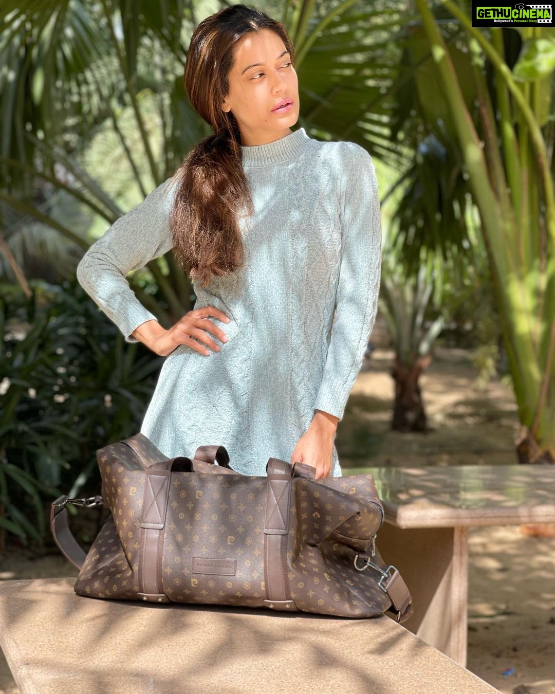 Payal Rohatgi Instagram - आज मैं आपके साथ बात करना चाहती हूँ कि Gujarat के अंदर जैसे Legal कागज़ात gujarati में होते हैं और महाराष्ट्र के अंदर जैसे Legal काग़ज़ात marathi में होते हैं बहुत अच्छा लगा यह देखकर कि Chandigarh के अंदर Legal काग़ज़ात की पहली भाषा English है न कि Punjabi। ये मैं इसलिए कह रही हूँ क्योंकि मेरी पहली भाषा समझने की अंग्रेज़ी है और अगर मुझे मेरे Legal कागज़ात समझने है आसानी से तो मुझे उस भाषा में उन्हें पढ़ना होगा जो भाषा को मैं सही तरीक़े से जानती हूँ और fluently पढ़ सकती हूँ और वो भाषा है English। साथ में मैंने Supreme Court का एक verdict देखा जहाँ पर कहा गया है कि civil dispute को criminal case का रंग नहीं देना चाहिए और जी police अफ़सर ऐसा करते हैं civil dispute को criminal case का रंग देते हैं उन police अफ़सर के ख़िलाफ़ कड़ी से कड़ी कार्रवाही होनी चाहिए। #payalrohatgi