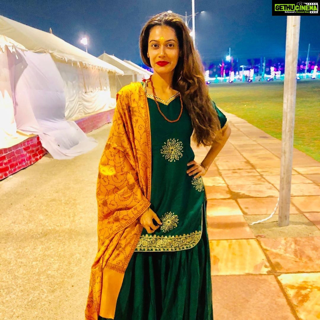 Payal Rohatgi Instagram - आत्म ज्ञान के तलवार से काटकर अपने हृदय से अज्ञान के संदेह को अलग कर दो, अनुशासित रहो और उठो।हम जो देखते हैं वो हम हैं और हम जो हैं उसी व्यक्ति को निहारते हैं। इसलिए जीवन में हमेशा अच्छे और सकारात्मक चीज़ों को देखे और सोचे। Liberals,Activists, Selfish Actors 🙏 #MondayMotivation The 1st woman CM of Kashmir #mehboobamufti U were d one who tried to pass d Permanent Residents Disqualification Bill in 2004 which was unethical but even your BFF #omarabdullah tried to support it. #Article370 #ExposeDeshdrohis Sangam - Ganga & Jamuna, Allahabad