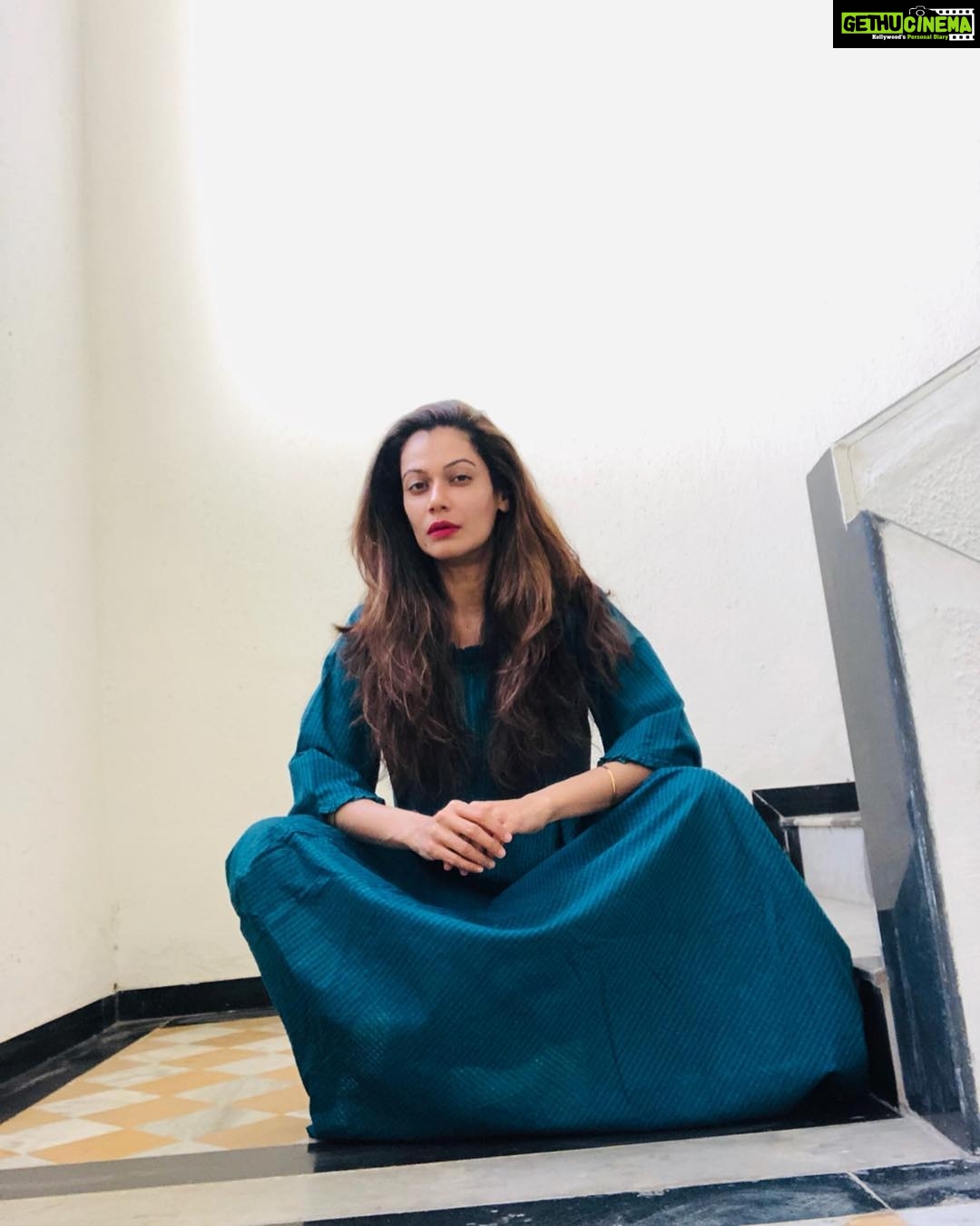 Payal Rohatgi Instagram - #BabriMasjid को मुग़ल invader babar ने बनाया था भारत की ज़मीन पर। यह बात साबित करती है अपने आप मैं की जब एक invader ने masjid बनाया था जब वो भारत पे क़ब्ज़ा करना चाहता था तो फिर कैसे वो ज़मीन उसकी हुई 😡। हम यह बात Supreme Court मैं साबित नहीं कर पाए अभी तक, इसका मतलब कांग्रिस के वक़ील कितने घटिया क़िस्म के लोग है 🙏 #RahulGandhi जी ने Dubai मैं RBI, CBI और Supreme Court of India की करी बुराई जो बहुत शर्मनाक है। उन्हें Supreme Court की सारी decisions सही लगती है जैसे Alok Verma reinstatemen, probing of Rakesh Asthana cases, Fake encounter Guj cases, etc परंतु उन्हें Rafale petitions रद कर दिए यह पसंद नहीं 🙏 Lohri के समय #DullaBhatti की कहानियाँ बहुत कही जाती हैं जो हिन्दु लड़कियों को बचाते थे Mughal invaders के चुंगल से जिन्हें उठाया जाता था ज़बरदस्ती। #CitizenAmendmentBill कांग्रिस इसलिए पास नहीं करना चाहता क्यूँकि वो रोहिंग्या Muslims को भी भारतीय नागरिक बनना चाहता है🙏 #paayalrohatgi #payalrohatgi