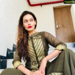 Payal Rohatgi Instagram - भारत के IAS officer, (Intellectuals) Terrorist से ज़्यादा ख़तरनाक हैं क्यूँकि यह पड़े लिखे होकर मासूम अनपड लोगों को गुमराह करते है। एक नया intellectual है जो अपना political career शुरू करने के लिए , #Hindutva की बुराई कर रहा है और झूठी ख़बर फ़ेला रहा है । कश्मीर को भारत की आज़ादी के ७२ साल के बाद भी special privilege दी जाती है 😡 क्यूँ बाक़ी भारत के लोगों जो tax भरते हैं उनका हक़ होना चाहिया कश्मीर मैं property लेने के लिए। Kashmir के लोग तो Tax ही नहीं भरते 🙄। इन्दिरा गांधी जी #privepurse को abolish किया वैसे ही kashmir का article 35a abolish करना चाहिए था 🙏 नरेंद्र मोदी जी के BFF का नाम कभी #VijayMallya है, तो कभी Anil Ambani, तो कभी CJI 😳 । हम बहुत confused हैं की जब #Congress हिसाब से बात नहीं बनती तो स्वतंत्रता ख़तरे मैं हैं । सब से pathetic loser हैं यह कांग्रिस वाले। Bharatiya Janata Party @bjp4india अगर हार जाती है तो काम से काम इतना बकवास तो नहीं करती 😂 ex #AssemblyElection results 😉 #MaheshBhatt saab talks against the ruling government by posting #Fake writeup by journalist called #AyubRanna on his twitter account and his daughter #AliaBhatt goes to meet the PM of country #NarendraModi ji when called as part of Bollywood meetup. Amazing double standards 😂 #payalrohatgi