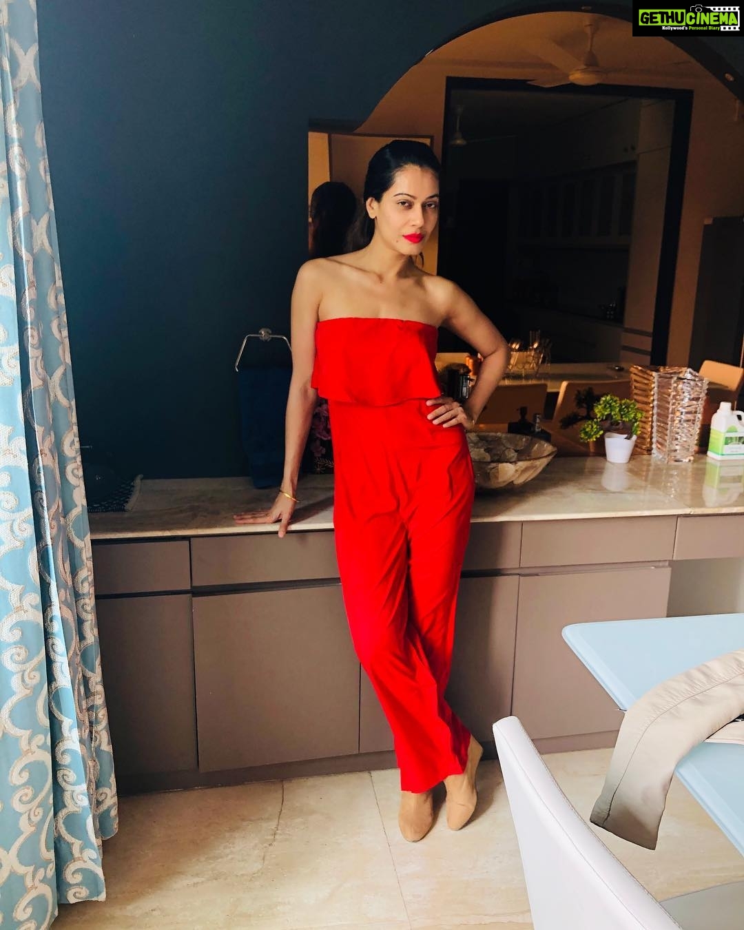 Payal Rohatgi Instagram - अगर एक फिरंग महिला #SoniaGandhi जी अंगरेजो के बाद भारत पे राज कर सकती है तो एक भारतीय महिला #RBI की governor भी बन सकती है। मगर भारतीय को अमेरिका का porn पसंद है तो फिर फिरंग नेता क्या बड़ी बात है 🤪 यह गोरी चमड़ी के लिए अपनी माँ को भी बेच देंगे 😢 #payalrohatgi #endgame