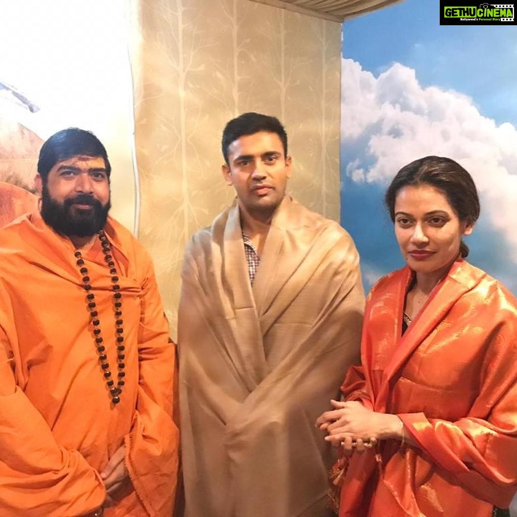 Payal Rohatgi Instagram - आत्म ज्ञान के तलवार से काटकर अपने हृदय से अज्ञान के संदेह को अलग कर दो, अनुशासित रहो और उठो।हम जो देखते हैं वो हम हैं और हम जो हैं उसी व्यक्ति को निहारते हैं। इसलिए जीवन में हमेशा अच्छे और सकारात्मक चीज़ों को देखे और सोचे। Liberals,Activists, Selfish Actors 🙏 #MondayMotivation The 1st woman CM of Kashmir #mehboobamufti U were d one who tried to pass d Permanent Residents Disqualification Bill in 2004 which was unethical but even your BFF #omarabdullah tried to support it. #Article370 #ExposeDeshdrohis Sangam - Ganga & Jamuna, Allahabad