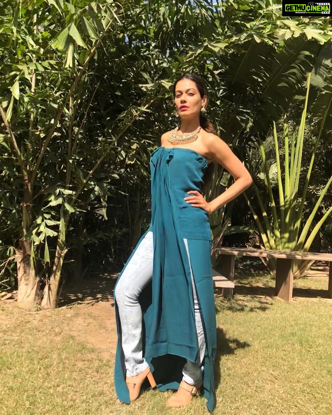 Payal Rohatgi Instagram - p #socialmedia is being used to create awareness by one party & misleading by another ЁЯдФ рджреБрдирд┐рдпрд╛ рднрд╛рд░ рдХреЗ Christian рдФрд░ Islamic рджреЗрд╢, рд╣рд┐рдВрджреБрд╕реНрддрд╛рди рдХреЗ Hinduism рдХреЛ target рдХрд░рдХреЗ рдмреБрд░рд╛ рджрд┐рдЦрд╛рдиреЗ рдХреА рдХреЛрд╢рд┐рд╢ рдХрд░ рд░рд╣реЗ рд╣реИрдВ рдХреНрдпреВрдБрдХрд┐ рд╡реЛ рд╕рдм рд╕реЗ рдкрд╣рд▓реЗ Hinduism рдХреЛ рдЦрд╝рддреНрдо рдХрд░рдирд╛ рдЪрд╛рд╣рддреЗ рд╣реИрдВ ред рдлрд┐рд░ рдмрд╛рдж рдореЗрдВ рд╡реЛ рдирд┐рдкрдЯ рд▓реЗрдВрдЧреЗ рдЖрдкрд╕ рдореЗрдВ рдХреА рд╣рд┐рдВрджреБрд╕реНрддрд╛рди рдХреЛ рдХреНрдпрд╛ рдмрдирд╛рдирд╛ рд╣реИ ред Ambedkar рдЬреА рдиреЗ рд╣рд┐рдиреНрджреБ рдзрд░реНрдо рдХреЗ рд╢реВрджреНрд░ рд╡рд░реНрдЧ рдХреЗ рд▓реЛрдЧ рдФрд░ рджрд▓рд┐рддреЛрдВ рдХреЗ рд▓рд┐рдП резрепрелреж рд╕реЗ reservations рдХрд░реА Indian Constitution рдХреЗ рдЕрдВрджрд░ред рдкрд░рдВрддреБ рдЖрдЬ рддрдХ рдпрд╣ рд╡рд░реНрдЧ рдХреЗ рд▓реЛрдЧ рдХрд╛рдлрд╝реА рд╣рдж рддрдХ рдЕрдирдкрдб рд╣реИрдВ рдФрд░ рдЖрд╕рд╛рдиреА рд╕реЗ рдмрд╣рдХрд╛рдпреЗ рдЬрд╛ рд╕рдХрддреЗ рд╣реИрдВред рдореИрдВрдиреЗ рдХреЛрдИ videos рджреЗрдЦреЗрдВ рдЬрд╣рд╛рдБ Christian Missionaries рдЗрд╕ рд╡рд░реНрдЧ рдХреЗ рд▓реЛрдЧреЛрдВ рдХреЛ brainwash рдХрд░ рд░рд╣реЗрдВ рд╣реИрдВ, рдЪрдорддреНрдХрд╛рд░ рдХреЗ рд▓рд╛рд▓рдЪ рдореИрдВ ЁЯШ│ред рд╡реЛ рдХрд╣ рд░рд╣реЗрдВ рд╣реИрдВ рдХреА рдХреИрд╕реЗ рд╡реЛ рдмреАрдорд╛рд░реА рдФрд░ рдХреНрдпрд╛ рдирд╣реАрдВ рдХрд░ рд╕рдХрддреЗ рд╣реИрдВ рдЙрдирдХреЗ рд╣рд╛рде рд▓рдЧрд╛рдиреЗ рд╕реЗ рдХреНрдпреВрдБрдХрд┐ рд╡реЛ рдИрд╕рд╛рдИ рдзрд░реНрдо рд╕реЗ рд╣реИрдВ ЁЯШ│ред рд╡реЛ рдЙрди рд╡рд░реНрдЧ рдХреЗ рдЧрд╝рд░реАрдм рд▓реЛрдЧреЛрдВ рдХреЛ target рдХрд░ рд░рд╣реЗрдВ рд╣реИрдВ рдЬреЛ рдЕрднреА рддрдХ рд╕рдордЬ рдирд╣реАрдВ рдкрд╛рдП рдХреА reservation рдХреЗ рд╕рд╛рде рд╕рд╛рде рдореЗрд╣рдирдд рдХреА рднреА рдЕрд╡рдпрд╢рдХреНрддрд╛ рд╣реИ рдЖрдЧреЗ рдмрдбрд╝рдиреЗ рдХреЗ рд▓рд┐рдП ред рдЕрдЧрд░ AnantKumar Hedge рдЬреА Hinduism рдХреЗ рдЗрддрд┐рд╣рд╛рд╕ рдХреЗ рдмрд╛рд░реЗ рдореИрдВ awareness create рдХрд░рддреЗ рд╣реИрдВ, TajMahal рдХреЗ рдмрд╛рд░реЗ рдореИрдВ рдмрд╛рдд рдХрд░рдХреЗ рддреЛ рдЙрдиреНрд╣реЗрдВ communal рдХрд╣рдХрд░ рдмрджрдирд╛рдо рдХрд┐рдпрд╛ рдЬрд╛рддрд╛ рд╣реИ, рднрд╛рд░рдд рдореИрдВ, paid рдФрд░ рдмрд╛рд╣рд░ рдХреА media рджреНрд╡рд╛рд░рд╛ред рд╕рдЪ рдмрд╛рддреЗрдВ рдмрддрд╛рдирд╛ рд▓реЛрдЧреЛрдВ рдХреЛ communal рдХрд░рдирд╛ рдирд╣реАрдВ рд╣реИрдВ, communal рддреЛ рд╡реЛ рд╣реИ рдХрд┐ рдЖрдк Islamic Dubai рдореИрдВ рдЬрд╛рдХрд░ рдХрд╣рддреЗ рд╣реИрдВ рдХреА Islam is the religion of peace Rahul Gandhi рдЬреА ЁЯШЬ #payalrohatgi #paayalrohatgi