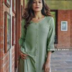 Payal Rohatgi Instagram - जैसे Aryan Khan Case में हमने “conscious possession” के ऊपर बातचीत सुनी उसी तरह “conscious support” पर भी बातचीत करना बहुत ज़्यादा आवश्यक है। भारतीय नागरिकता रखने वाले कुछ भारतीय मुसलमान अगर Pakistan का support करते हैं तो ये “conscious support” के ऊपर भी चर्चा होनी चाहिए। Bharat और Pakistan के बीच में कुछ दिन पहले T-20 का एक match हुआ जिसमें भारत बुरी तरह से हार गया और इस हार के बाद Pakistan के गृह मंत्री ने जो बकवास बोली वो तो सबने सुनी परंतु Bharat ke अंदर भी काफ़ी भारतीय मुसलमानों ने पटाखे फोड़े।अब इसके ऊपर 3 कश्मीर के छात्रों को UP की police ने गिरफ़्तार किया है sedition क़ानून के तहत। मैं इतना ही कहना चाहती हूँ कि यह तीन छात्र जो Agra में गिरफ़्तार हुए ये PM फंड से scholarship द्वारा पढ़ रहे थे और Bharat की हार पर जश्न मना रहे थे। अब ये जो सोच थी इन छात्रों की ये सोच को समझना ज़रूरी है क्योंकि आगे जाके ऐसे छात्र शायद देश के साथ ग़द्दारी करे। हम एक स्वतंत्र देश में रहते हैं, हम एक लोकतंत्र देश में रहते हैं, हमें आज़ादी है किसी भी देश की का समर्थन करने की परंतु Pakistan और England ये दो देशों के साथ हमारा इतिहास है, Bangladesh के साथ भी हमारा इतिहास है इसलिए जब इन देशों का समर्थन कोई भारतीय मुसलमान करता भारत पर पैर रखकर तो यह ग़लत है। परंतु क्या आप उन्हें sedition क़ानून द्वारा गिरफ़्तार कर सकते हैं या नहीं ?? क्या इन कानूनों में कुछ बदलाव लाना है या नहीं ? ये तो court में फ़ैसला होगा परंतु “conscious possession” के साथ साथ “conscious support” पर भी चर्चा हो🙏 #payalrohatgi