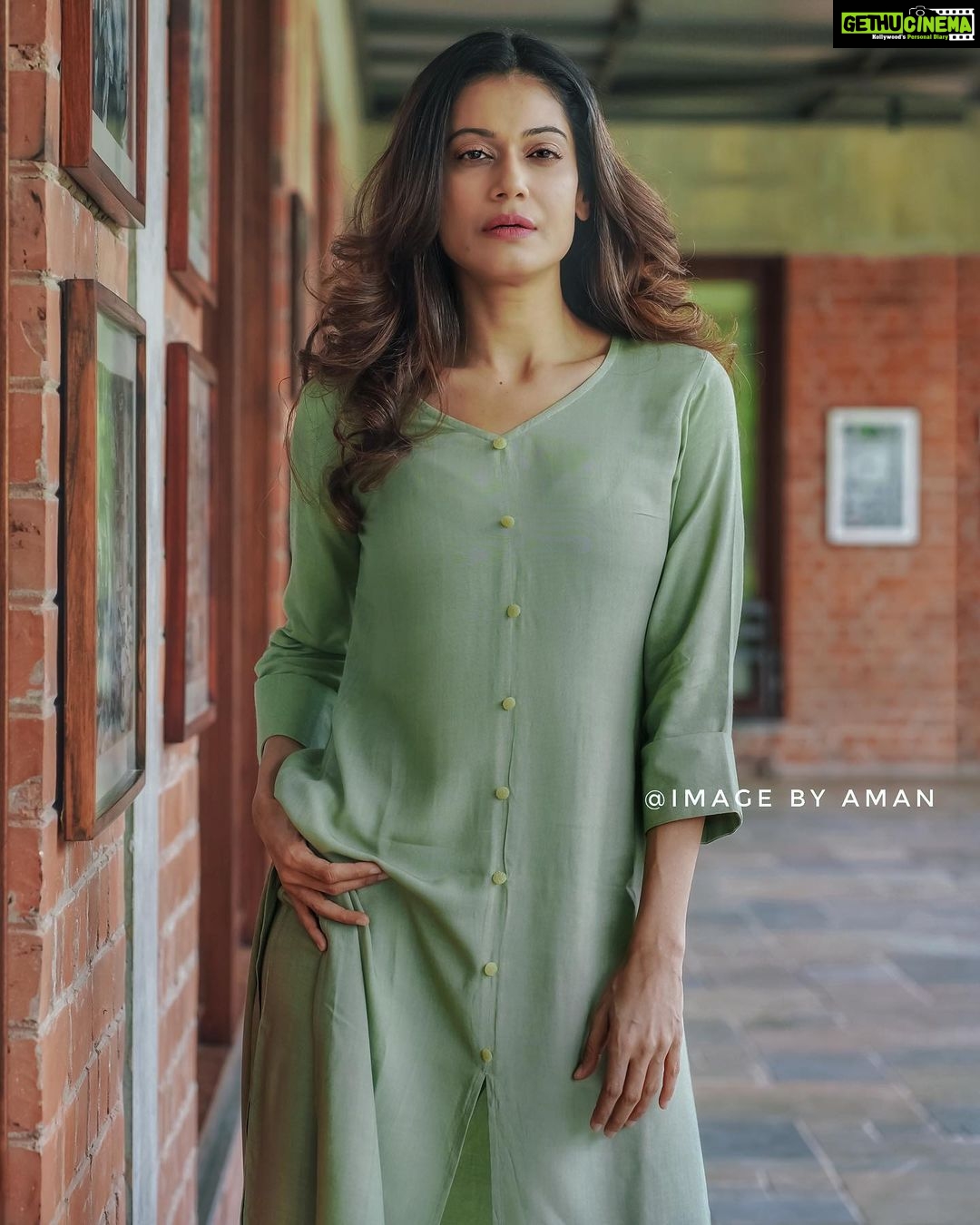 Payal Rohatgi Instagram - जैसे Aryan Khan Case में हमने “conscious possession” के ऊपर बातचीत सुनी उसी तरह “conscious support” पर भी बातचीत करना बहुत ज़्यादा आवश्यक है। भारतीय नागरिकता रखने वाले कुछ भारतीय मुसलमान अगर Pakistan का support करते हैं तो ये “conscious support” के ऊपर भी चर्चा होनी चाहिए। Bharat और Pakistan के बीच में कुछ दिन पहले T-20 का एक match हुआ जिसमें भारत बुरी तरह से हार गया और इस हार के बाद Pakistan के गृह मंत्री ने जो बकवास बोली वो तो सबने सुनी परंतु Bharat ke अंदर भी काफ़ी भारतीय मुसलमानों ने पटाखे फोड़े।अब इसके ऊपर 3 कश्मीर के छात्रों को UP की police ने गिरफ़्तार किया है sedition क़ानून के तहत। मैं इतना ही कहना चाहती हूँ कि यह तीन छात्र जो Agra में गिरफ़्तार हुए ये PM फंड से scholarship द्वारा पढ़ रहे थे और Bharat की हार पर जश्न मना रहे थे। अब ये जो सोच थी इन छात्रों की ये सोच को समझना ज़रूरी है क्योंकि आगे जाके ऐसे छात्र शायद देश के साथ ग़द्दारी करे। हम एक स्वतंत्र देश में रहते हैं, हम एक लोकतंत्र देश में रहते हैं, हमें आज़ादी है किसी भी देश की का समर्थन करने की परंतु Pakistan और England ये दो देशों के साथ हमारा इतिहास है, Bangladesh के साथ भी हमारा इतिहास है इसलिए जब इन देशों का समर्थन कोई भारतीय मुसलमान करता भारत पर पैर रखकर तो यह ग़लत है। परंतु क्या आप उन्हें sedition क़ानून द्वारा गिरफ़्तार कर सकते हैं या नहीं ?? क्या इन कानूनों में कुछ बदलाव लाना है या नहीं ? ये तो court में फ़ैसला होगा परंतु “conscious possession” के साथ साथ “conscious support” पर भी चर्चा हो🙏 #payalrohatgi