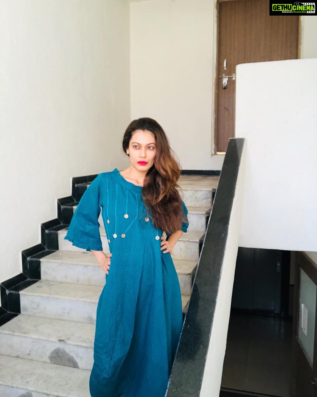 Payal Rohatgi Instagram - #BabriMasjid को मुग़ल invader babar ने बनाया था भारत की ज़मीन पर। यह बात साबित करती है अपने आप मैं की जब एक invader ने masjid बनाया था जब वो भारत पे क़ब्ज़ा करना चाहता था तो फिर कैसे वो ज़मीन उसकी हुई 😡। हम यह बात Supreme Court मैं साबित नहीं कर पाए अभी तक, इसका मतलब कांग्रिस के वक़ील कितने घटिया क़िस्म के लोग है 🙏 #RahulGandhi जी ने Dubai मैं RBI, CBI और Supreme Court of India की करी बुराई जो बहुत शर्मनाक है। उन्हें Supreme Court की सारी decisions सही लगती है जैसे Alok Verma reinstatemen, probing of Rakesh Asthana cases, Fake encounter Guj cases, etc परंतु उन्हें Rafale petitions रद कर दिए यह पसंद नहीं 🙏 Lohri के समय #DullaBhatti की कहानियाँ बहुत कही जाती हैं जो हिन्दु लड़कियों को बचाते थे Mughal invaders के चुंगल से जिन्हें उठाया जाता था ज़बरदस्ती। #CitizenAmendmentBill कांग्रिस इसलिए पास नहीं करना चाहता क्यूँकि वो रोहिंग्या Muslims को भी भारतीय नागरिक बनना चाहता है🙏 #paayalrohatgi #payalrohatgi
