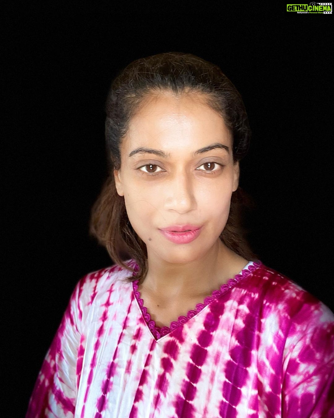Payal Rohatgi Instagram - #PuneetRajkumar जो Kannada film industry के नाम चीन हस्ती थे उनका आज देहांत हो गया। सुनने में आया है कि उन्हें सुबह के समय छाती में दर्द हुआ जिसकी वजह से उन्हें अस्पताल ले जाया गया परंतु अस्पताल में उन्होंने दम तोड़ दिया। वो एक काफ़ी fit अभिनेता थे परंतु उन्हें heart attack हुआ जो सुनकर बहुत ज़्यादा आश्चर्य लगता है क्योंकि एक इंसान जो अपने जीवन में व्यायाम को अहमियत देता है उसके बावजूद उसे heart attack होता है तो बोहोत ज़्यादा दुःख होता है। सभी adults को ये कहना चाहूंगी जो 40 की उम्र से ज़्यादा हैं कि वो अपना सालाना health चेकअप ज़रूर कराएं। अपनी सेहत को monitor रखें क्योंकि सेहत है तो सब कुछ है, ज़िंदगी है तो सब कुछ है। कुछ दिन पहले Sidharth Shukla को भी heart attack हुआ था ऐसा सुनने में आया और वो एक fit अभिनेता थे और काफ़ी लोकप्रिय थे। उनकी श्रद्धांजलि में उनके partner Shenaz ने एक video अपने YouTube channel पर release किया है जिसे देखकर आँख भर आती है। मैं उनके fans और बाक़ी trolls को ये कहना चाहती हूँ कि Shenaz ने ये video subscribers पाने के लिए या पैसे कमाने के लिए नहीं बनाया होगा। ये उनके तरफ़ से एक श्रद्धांजलि है, तो जैसे वो अपनी भावनाएँ अपने YouTube channel पर रख सकती है वैसे मैंने भी video बनाएँ Sushant Singh Rajput के देहांत के बाद bollywood का सच लोगों के सामने रखने के लिए और sushant को न्याय मिले उसके लिए आवाज़ उठाने के लिए क्योंकि ये meri भावनाएँ थी। हम अभिनेता लोग camera के सामने अपनी भावनाए रखते हैं इसका मतलब ये नहीं कि हम नक़ली है या हम हर चीज़ पैसे कमाने के लिए करते हैं क्योंकि अगर ऐसा है तो क्या Shenaz भी पैसे कमाने के लिए video अपने YouTube पर release कर राही है ??? नहीं। भावनायें भी होती है हम अभिनेता लोगों कि🙏 #payalrohatgi
