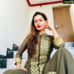 Payal Rohatgi Instagram - भारत के IAS officer, (Intellectuals) Terrorist से ज़्यादा ख़तरनाक हैं क्यूँकि यह पड़े लिखे होकर मासूम अनपड लोगों को गुमराह करते है। एक नया intellectual है जो अपना political career शुरू करने के लिए , #Hindutva की बुराई कर रहा है और झूठी ख़बर फ़ेला रहा है । कश्मीर को भारत की आज़ादी के ७२ साल के बाद भी special privilege दी जाती है 😡 क्यूँ बाक़ी भारत के लोगों जो tax भरते हैं उनका हक़ होना चाहिया कश्मीर मैं property लेने के लिए। Kashmir के लोग तो Tax ही नहीं भरते 🙄। इन्दिरा गांधी जी #privepurse को abolish किया वैसे ही kashmir का article 35a abolish करना चाहिए था 🙏 नरेंद्र मोदी जी के BFF का नाम कभी #VijayMallya है, तो कभी Anil Ambani, तो कभी CJI 😳 । हम बहुत confused हैं की जब #Congress हिसाब से बात नहीं बनती तो स्वतंत्रता ख़तरे मैं हैं । सब से pathetic loser हैं यह कांग्रिस वाले। Bharatiya Janata Party @bjp4india अगर हार जाती है तो काम से काम इतना बकवास तो नहीं करती 😂 ex #AssemblyElection results 😉 #MaheshBhatt saab talks against the ruling government by posting #Fake writeup by journalist called #AyubRanna on his twitter account and his daughter #AliaBhatt goes to meet the PM of country #NarendraModi ji when called as part of Bollywood meetup. Amazing double standards 😂 #payalrohatgi
