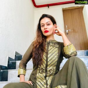 Payal Rohatgi Instagram - भारत के IAS officer, (Intellectuals) Terrorist से ज़्यादा ख़तरनाक हैं क्यूँकि यह पड़े लिखे होकर मासूम अनपड लोगों को गुमराह करते है। एक नया intellectual है जो अपना political career शुरू करने के लिए , #Hindutva की बुराई कर रहा है और झूठी ख़बर फ़ेला रहा है । कश्मीर को भारत की आज़ादी के ७२ साल के बाद भी special privilege दी जाती है 😡 क्यूँ बाक़ी भारत के लोगों जो tax भरते हैं उनका हक़ होना चाहिया कश्मीर मैं property लेने के लिए। Kashmir के लोग तो Tax ही नहीं भरते 🙄। इन्दिरा गांधी जी #privepurse को abolish किया वैसे ही kashmir का article 35a abolish करना चाहिए था 🙏 नरेंद्र मोदी जी के BFF का नाम कभी #VijayMallya है, तो कभी Anil Ambani, तो कभी CJI 😳 । हम बहुत confused हैं की जब #Congress हिसाब से बात नहीं बनती तो स्वतंत्रता ख़तरे मैं हैं । सब से pathetic loser हैं यह कांग्रिस वाले। Bharatiya Janata Party @bjp4india अगर हार जाती है तो काम से काम इतना बकवास तो नहीं करती 😂 ex #AssemblyElection results 😉 #MaheshBhatt saab talks against the ruling government by posting #Fake writeup by journalist called #AyubRanna on his twitter account and his daughter #AliaBhatt goes to meet the PM of country #NarendraModi ji when called as part of Bollywood meetup. Amazing double standards 😂 #payalrohatgi
