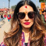 Payal Rohatgi Instagram - भगवान शिव जी के दर्शन करके बहुत अच्छा लगा।यह दुनिया मोह माया की है परंतु इसके बावजूद लोग यह बात भूल जाते हैं और ताक़त के बल पे या पैसों के बल पे या फिर vote के नाम पे हिन्दु धर्म के लोगों के साथ ग़लत करते हैं। यह बात सदियों से चलती आ रही है चाहे मुग़ल थे ,या अंग्रेज़, या @incindia सब ने हिंदुओ को लूटा है 🙏 परंतु भगवान के यहाँ देर है अंधेर नहीं । ओम् नमः शिवाय पशुपतिनाथ दर्शन
