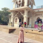 Payal Rohatgi Instagram - मेरे जनमदिन पर भगवान श्री कृष्णा के दर्शन करके वृधआश्रम जाकर अच्छा लगा। भाई दूज भी घर पर अपने भाई के साथ मनाया। भगवान श्री कृष्ण सबको सद बुद्धि दे और आप सब हिन्दु धर्म का सम्मान करे🙏 #jaishrikrishna #jaishriram #payalrohatgi Iskon