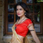 Payal Rohatgi Instagram - #karwachauth की हार्दिक शुबकामनाये हमारी और से आप सभी को 🙏 हिन्दु औरतों की यह प्रथा अपने पती की लम्बी आयु के लिए सलामत रहे 🙏 #payalrohatgi #sangramsingh #paayalrohatgi