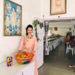 Payal Rohatgi Instagram - मेरे जनमदिन पर भगवान श्री कृष्णा के दर्शन करके वृधआश्रम जाकर अच्छा लगा। भाई दूज भी घर पर अपने भाई के साथ मनाया। भगवान श्री कृष्ण सबको सद बुद्धि दे और आप सब हिन्दु धर्म का सम्मान करे🙏 #jaishrikrishna #jaishriram #payalrohatgi Iskon