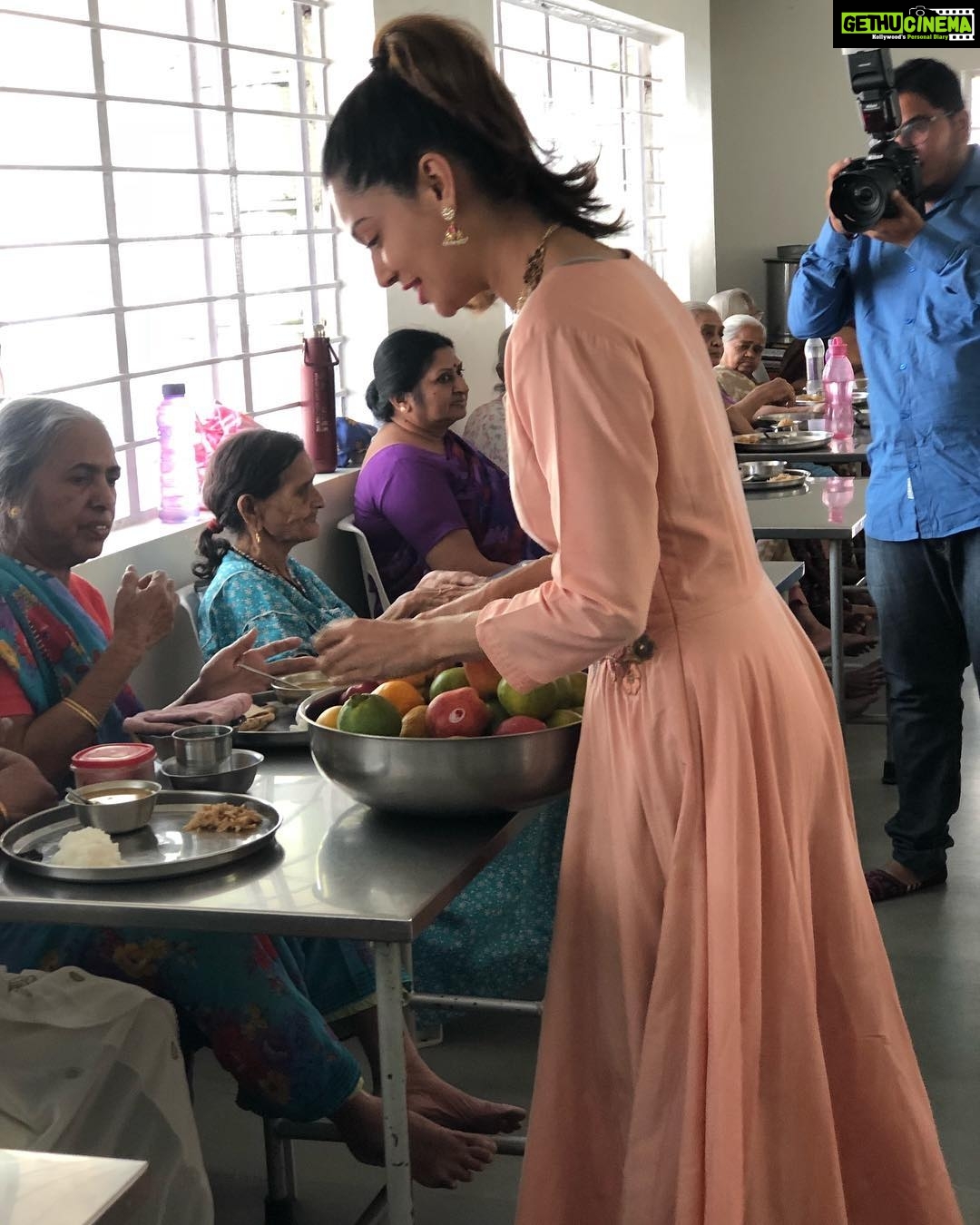 Payal Rohatgi Instagram - मेरे जनमदिन पर भगवान श्री कृष्णा के दर्शन करके वृधआश्रम जाकर अच्छा लगा। भाई दूज भी घर पर अपने भाई के साथ मनाया। भगवान श्री कृष्ण सबको सद बुद्धि दे और आप सब हिन्दु धर्म का सम्मान करे🙏 #jaishrikrishna #jaishriram #payalrohatgi Iskon