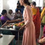 Payal Rohatgi Instagram - मेरे जनमदिन पर भगवान श्री कृष्णा के दर्शन करके वृधआश्रम जाकर अच्छा लगा। भाई दूज भी घर पर अपने भाई के साथ मनाया। भगवान श्री कृष्ण सबको सद बुद्धि दे और आप सब हिन्दु धर्म का सम्मान करे🙏 #jaishrikrishna #jaishriram #payalrohatgi Iskon