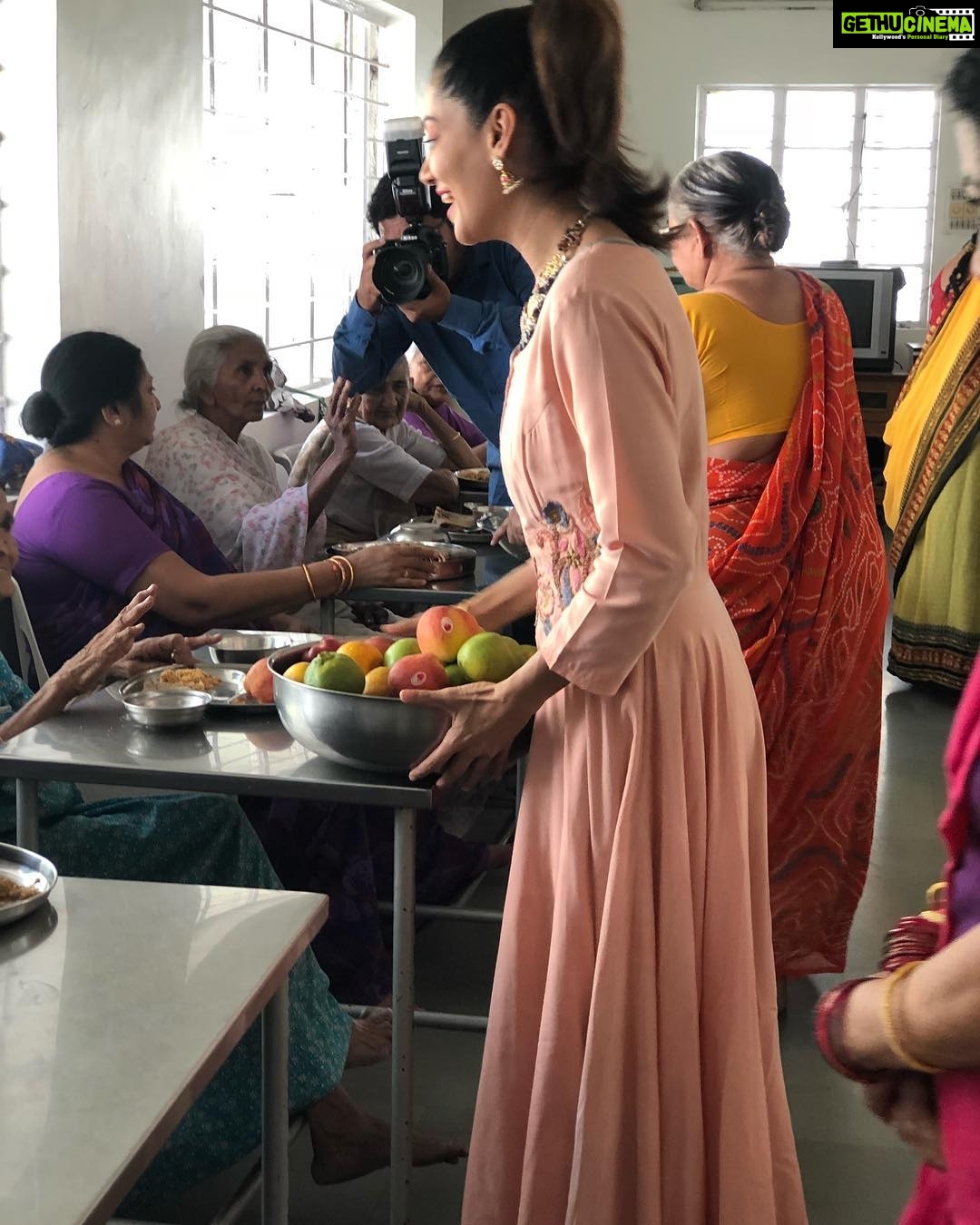 Payal Rohatgi Instagram - मेरे जनमदिन पर भगवान श्री कृष्णा के दर्शन करके वृधआश्रम जाकर अच्छा लगा। भाई दूज भी घर पर अपने भाई के साथ मनाया। भगवान श्री कृष्ण सबको सद बुद्धि दे और आप सब हिन्दु धर्म का सम्मान करे🙏 #jaishrikrishna #jaishriram #payalrohatgi Iskon