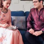 Payal Rohatgi Instagram - मेरे जनमदिन पर भगवान श्री कृष्णा के दर्शन करके वृधआश्रम जाकर अच्छा लगा। भाई दूज भी घर पर अपने भाई के साथ मनाया। भगवान श्री कृष्ण सबको सद बुद्धि दे और आप सब हिन्दु धर्म का सम्मान करे🙏 #jaishrikrishna #jaishriram #payalrohatgi Iskon