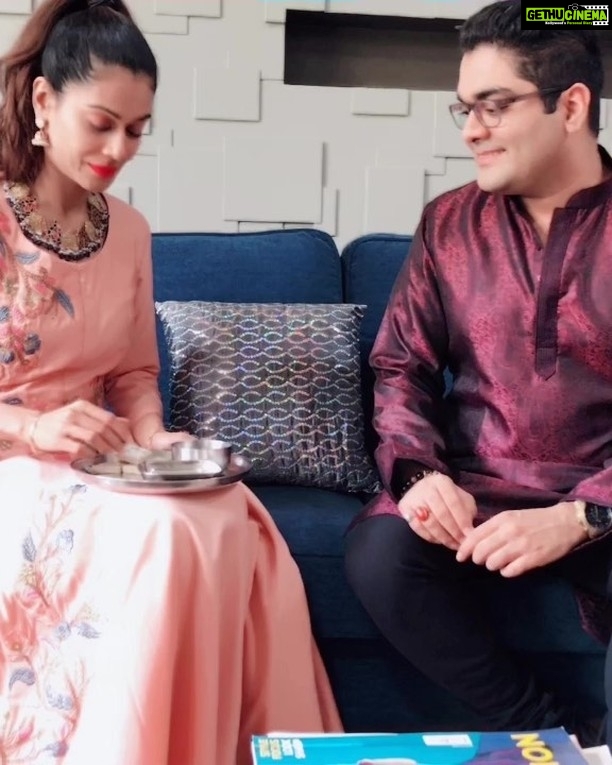 Payal Rohatgi Instagram - मेरे जनमदिन पर भगवान श्री कृष्णा के दर्शन करके वृधआश्रम जाकर अच्छा लगा। भाई दूज भी घर पर अपने भाई के साथ मनाया। भगवान श्री कृष्ण सबको सद बुद्धि दे और आप सब हिन्दु धर्म का सम्मान करे🙏 #jaishrikrishna #jaishriram #payalrohatgi Iskon