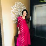 Payal Rohatgi Instagram - भारत मैं ख़ुद के talent को काम कम मिलता है बाहर के talent को ज़्यादा चाहे वो porn ऐक्टर क्यूँ ना हो । भारत के ग़रीबों के बारे मैं कम सोचा जाता है परंतु रोहिंग्या Muslims के बारे मैं ज़्यादा । Modi जी को बेटा नहीं माना जाता परंतु Sonia जी को बहु मानते है । सब humanity के नामपे 😂 #payalrohatgi #jaishreeram