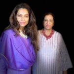 Payal Rohatgi Instagram - हम सब को पता चला “conscious possession” के बारे में जब Aryan Khan को गिरफ़्तार किया NCB ने और NCB के वकील ने बोला कि Aryan को गिरफ़्तार इसलिए किया क्योंकि उन्हें पता था कि उनके दोस्त के जूते में drugs है। To watch the video : https://youtu.be/bCMQtbRFjCU #payalrohatgi “Conscious Support” के बारे में हमें तब पता चला जब Pakistan की जीत पर भारतीय मुसलमानों ने पटाखे फोड़े और आज मैं आपके साथ बातचीत करना चाहती हूँ “Conscious Business” के ऊपर। आप सबने एक video देखा होगा जहाँ पे मेरे पिताजी कह रहे है कि कैसे उन्होंने हाल में ही Raymond की Shirt ख़रीदी जिसमें Made in China लिखा था pricetag के ऊपर। Raymond भारत से जुड़ी हुई company है 1925 से उसका संबंध Bharat ke साथ है और cotton और linen जो Bharat की पहचान है उसका इस्तेमाल Raymond नहीं करता था परंतु China के raw materials का इस्तेमाल करता है। अब इस पर मैं इतना कहना चाहूँगी कि profit margin अच्छा होगा इसलिए भारत के raw materials नहीं बल्कि China के इस्तेमाल करना Raymond पसंद करता होगा। अब केंद्र सरकार ने TikTok जैसी चीन की application को ban करवाया क्यूँकि भारत और चीन के सम्बंध सही है परंतु उसके बावजूद भारत का प्रसिद्ध brand चीन के प्रदार्थ का इस्तेमाल करना पसंद करता है। उसे कहते हैं “conscious business’ जो मुझे ग़लत लगा। एक celebrity या consumer तो विभिन्न देशों के products का इस्तेमाल करता है परंतु एक भारतीय company जो भारत के raw materials का इस्तेमाल कर सकती है अपने प्रदार्थ बनाने के लिए वो जान बूचकर क्यूँ चीन के raw materials का इस्तेमाल करती है ???? यह सोच समझना ज़रूरी है 🙏