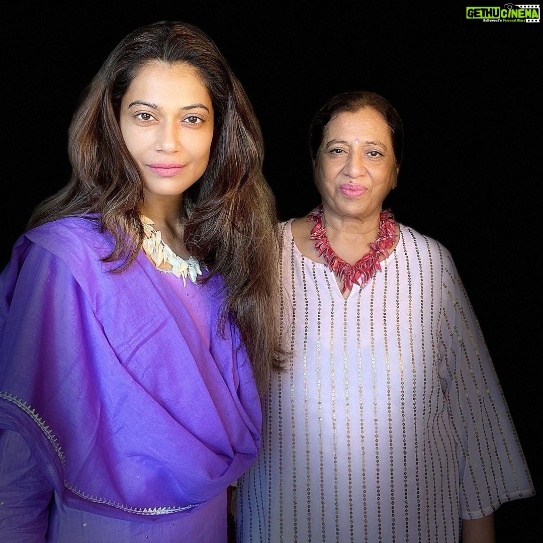 Payal Rohatgi Instagram - हम सब को पता चला “conscious possession” के बारे में जब Aryan Khan को गिरफ़्तार किया NCB ने और NCB के वकील ने बोला कि Aryan को गिरफ़्तार इसलिए किया क्योंकि उन्हें पता था कि उनके दोस्त के जूते में drugs है। To watch the video : https://youtu.be/bCMQtbRFjCU #payalrohatgi “Conscious Support” के बारे में हमें तब पता चला जब Pakistan की जीत पर भारतीय मुसलमानों ने पटाखे फोड़े और आज मैं आपके साथ बातचीत करना चाहती हूँ “Conscious Business” के ऊपर। आप सबने एक video देखा होगा जहाँ पे मेरे पिताजी कह रहे है कि कैसे उन्होंने हाल में ही Raymond की Shirt ख़रीदी जिसमें Made in China लिखा था pricetag के ऊपर। Raymond भारत से जुड़ी हुई company है 1925 से उसका संबंध Bharat ke साथ है और cotton और linen जो Bharat की पहचान है उसका इस्तेमाल Raymond नहीं करता था परंतु China के raw materials का इस्तेमाल करता है। अब इस पर मैं इतना कहना चाहूँगी कि profit margin अच्छा होगा इसलिए भारत के raw materials नहीं बल्कि China के इस्तेमाल करना Raymond पसंद करता होगा। अब केंद्र सरकार ने TikTok जैसी चीन की application को ban करवाया क्यूँकि भारत और चीन के सम्बंध सही है परंतु उसके बावजूद भारत का प्रसिद्ध brand चीन के प्रदार्थ का इस्तेमाल करना पसंद करता है। उसे कहते हैं “conscious business’ जो मुझे ग़लत लगा। एक celebrity या consumer तो विभिन्न देशों के products का इस्तेमाल करता है परंतु एक भारतीय company जो भारत के raw materials का इस्तेमाल कर सकती है अपने प्रदार्थ बनाने के लिए वो जान बूचकर क्यूँ चीन के raw materials का इस्तेमाल करती है ???? यह सोच समझना ज़रूरी है 🙏