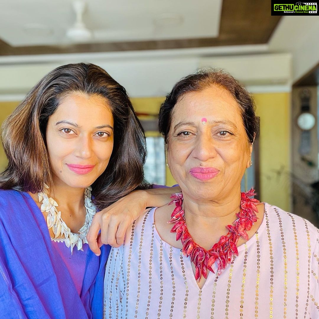 Payal Rohatgi Instagram - हम सब को पता चला “conscious possession” के बारे में जब Aryan Khan को गिरफ़्तार किया NCB ने और NCB के वकील ने बोला कि Aryan को गिरफ़्तार इसलिए किया क्योंकि उन्हें पता था कि उनके दोस्त के जूते में drugs है। To watch the video : https://youtu.be/bCMQtbRFjCU #payalrohatgi “Conscious Support” के बारे में हमें तब पता चला जब Pakistan की जीत पर भारतीय मुसलमानों ने पटाखे फोड़े और आज मैं आपके साथ बातचीत करना चाहती हूँ “Conscious Business” के ऊपर। आप सबने एक video देखा होगा जहाँ पे मेरे पिताजी कह रहे है कि कैसे उन्होंने हाल में ही Raymond की Shirt ख़रीदी जिसमें Made in China लिखा था pricetag के ऊपर। Raymond भारत से जुड़ी हुई company है 1925 से उसका संबंध Bharat ke साथ है और cotton और linen जो Bharat की पहचान है उसका इस्तेमाल Raymond नहीं करता था परंतु China के raw materials का इस्तेमाल करता है। अब इस पर मैं इतना कहना चाहूँगी कि profit margin अच्छा होगा इसलिए भारत के raw materials नहीं बल्कि China के इस्तेमाल करना Raymond पसंद करता होगा। अब केंद्र सरकार ने TikTok जैसी चीन की application को ban करवाया क्यूँकि भारत और चीन के सम्बंध सही है परंतु उसके बावजूद भारत का प्रसिद्ध brand चीन के प्रदार्थ का इस्तेमाल करना पसंद करता है। उसे कहते हैं “conscious business’ जो मुझे ग़लत लगा। एक celebrity या consumer तो विभिन्न देशों के products का इस्तेमाल करता है परंतु एक भारतीय company जो भारत के raw materials का इस्तेमाल कर सकती है अपने प्रदार्थ बनाने के लिए वो जान बूचकर क्यूँ चीन के raw materials का इस्तेमाल करती है ???? यह सोच समझना ज़रूरी है 🙏