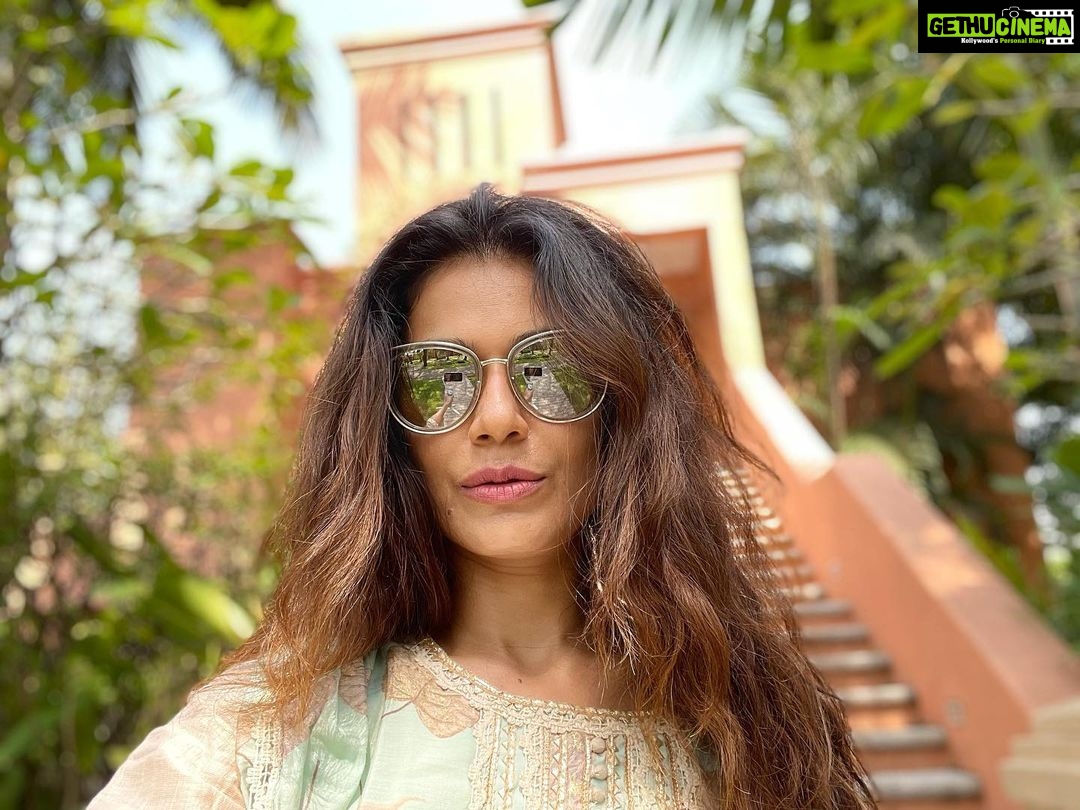 Payal Rohatgi Instagram - Aryan Khan को bail दूसरी बार नहीं हुई।पहली बार उनकी bail रद्द कर दी गई थी क्योंकि magistrate court के पास जूरिस्डिक्शन नहीं था उन्हें bail देने का और अब पता चला है कि special NDPS court ने उनकी bail रद्द कर दी है कुछ कारणों के वजह से। कारण क्या है ये मैं पढ़कर इस video में आप सब को बता रही हूँ मगर जो उपरी उपरा मुझे समझ पड़ा है वो ये है कि Aryan Khan ने ख़ुद drugs का सेवन नहीं कर रहे थे जब वो पकड़े गए परंतु उन्हें पता था कि उनके दोस्त के जूते के अंदर छ gram चरस है जिसका सेवन वो भी करने वाले थे उस party में। इसे court ने conscious possession का नाम दिया है। WhatsApp chats के आधार पर NCB का कहना है कि Aryan Khan अंतरराष्ट्रीय drug माफ़िया से जुड़े हुए हैं परंतु मेरी एक ही दलील इस पर होगी कि phone NCB कि हिरासत में हैं, WhatsApp chats वो deleted वाले भी retrieve कर सकते है। जो Aryan Khan के सम्पर्क में है या थे उन्हें भी पता है कि उसका phone NCB के pass है। कोई भी सबूत अब ग़ायब नहीं हो सकता इसलिए bail ना देना ये मुझे समझ नहीं पड़ रहा है । इस बात को बाक़ी वरिष्ठ लोगों ने भी कहा है जैसे कि वरिष्ठ वकील Vikas Pahwa या Abhishek Manu Sanghavi जो एक नेता है। इनका यह भी कहना है कि WhatsApp chat को court में पेश करते वक़्त हर WhatsApp chat के साथ एक certificate लगाना ज़रूरी होगा परंतु किसी भी आधार पर Aryan Khan को bail ना देना ये ग़लत लग रहा है मुझे। क्यूँकि conspiracy का angle trial court के stage में आएगा तो अभी bail देना बनता है मेरे अनुसार। #payalrohatgi