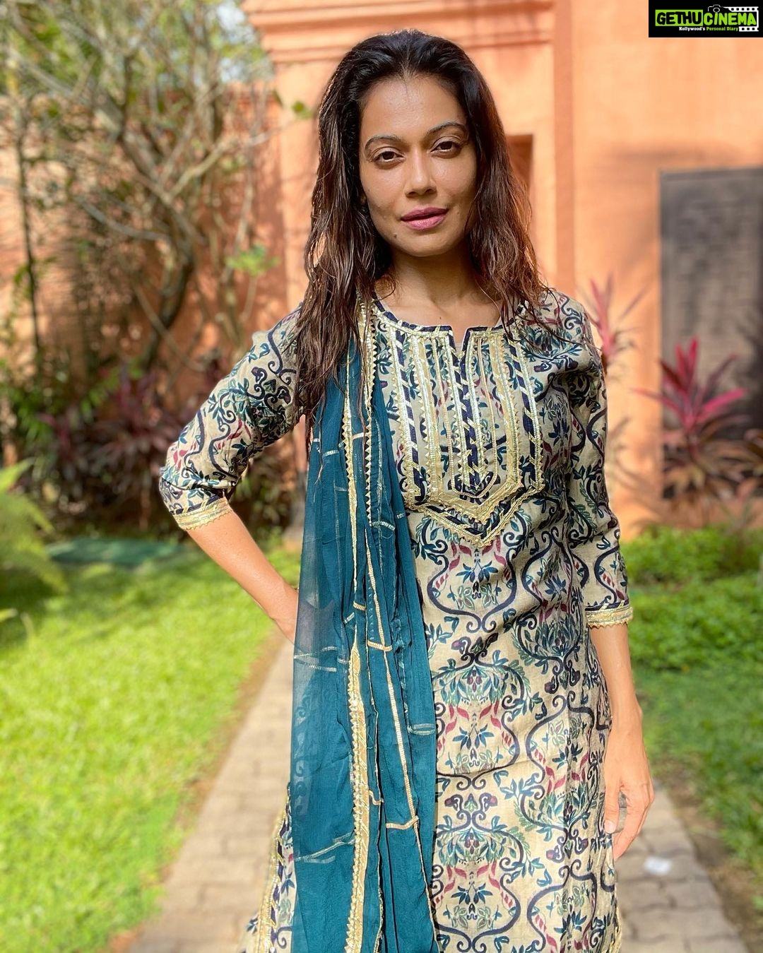 Payal Rohatgi Instagram - Aryan Khan के ख़िलाफ़ जो NCP के वकील हैं उनकी दलीले तो मैंने सुनी और मैंने समझने का प्रयास भी किया परन्तु अब जब Aryan Khan के बचाव में वरिष्ठ वकील Amit Desai कि भी मैंने दलीलें सुनी तो मुझे लगता है कि Aryan Khan को bail मिलनी चाहिए। ये मैं इस आधार पर कह रही हूँ क्योंकि Aryan Khan और Shouwik Chakraborty में काफ़ी अंतर है। Shouwik drugs का धंधा करते थे। यहाँ par Aryan Khan का क़बूलनामा था कि वो drugs कभी कबार लेते थे जो बयान शायद उसने वापिस ले लिया है। साथ में यह भी कहा कि सामविधान के अनुसार आज के समय कितनी मात्रा में भी drugs बरामद हुए यह भी माइने रखता है। और उस के अनुसार Aryan को bail मिलनी चाहिए। देखते हैं क्या होता है परंतु मुझे लगता है की Aryan को bail अब इन दलीलों के आधार पर मिलनी चाहिए 🙏 #payalrohatgi