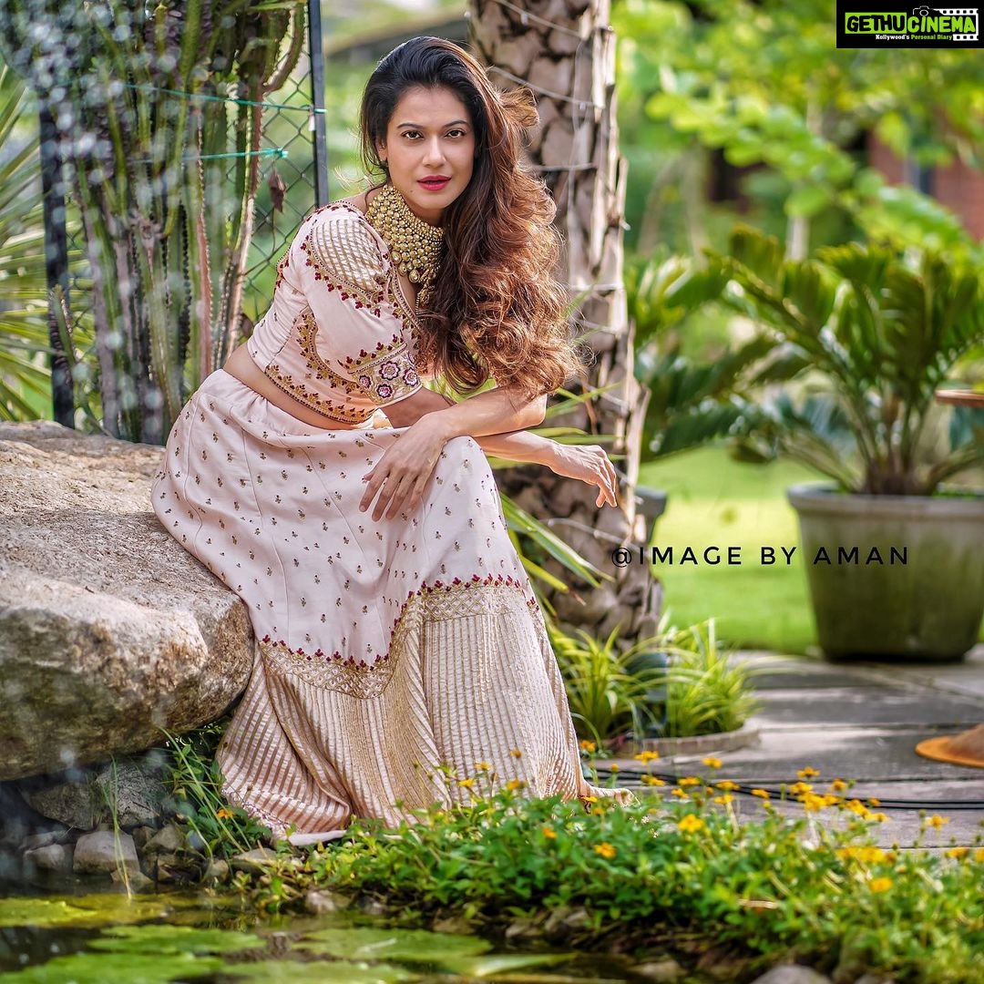 Payal Rohatgi Instagram - Aryan Khan jail में है drugs मामले में परंतु उनके पास से कोई drugs बरामद नहीं हुए ऐसा उनके defence वकील का दलील था और इस आधार पर उनको bail मिलनी चाहिए। परंतु अब NCB के तरफ़ से जो वकील हैं ASG उनका कहना है कि Shauwik Chakraborty भी काफ़ी महीने से jail में थे और उसके पास से भी कोई drugs बरामद नहीं हुए थे। उसके connection थे drug dealers के साथ इसलिए उन्हें jail में रखा गया और ये connection वो Aryan Khan और उनके बाक़ी दोस्तों के साथ साबित कर सकते हैं जो drugs का धंधा करते हैं समय आने पर। Aryan Khan की गिरफ़्तारी पर Uddhav Thackeray जी का ये बयान भी आया है कि NCB सुर्ख़ीयों में आने के लिए celebrities को गिरफ़्तार करती है और maharashtra की police ने 150 करोड़ का drugs पकड़ा मगर उसको news में नहीं बताया गया। साथ साथ में उनका ये भी कहना है कि उत्तर प्रदेश की police का नाम कभी ख़राब नहीं होता और उत्तर प्रदेश जे अंदर अगर खून ख़राबा हो उसके बावजूद मगर मुंबई police का नाम ख़राब करना एक राजनीतिक षडयंत्र है। अब 20 ऑक्टोबर को पता चलेगा की Aryan Khan को bail मिलेगी कि नहीं मगर ASG की दलीलों से लगता है कि Shauwik का उदाहरण देकर ये थोड़ा मुश्किल है। मुझे इतना भी कहना है कि drugs तो पूरे भारत में illegal है मगर दारू तो Gujarat में illegal है तो Gujarat के अंदर alcohol जो illegal है उसके ख़िलाफ़ कोई कुछ करता क्यों नहीं है ??? गुजरात में drugs 3 हज़ार KG की मात्रा में बरामद हुए Mundra port से उसके ऊपर भी क्या कार्रवाई NCB क्या कार्यवाही करता है यह जानना ज़रूरी है 🙏 #payalrohatgi Under the Neem Trees
