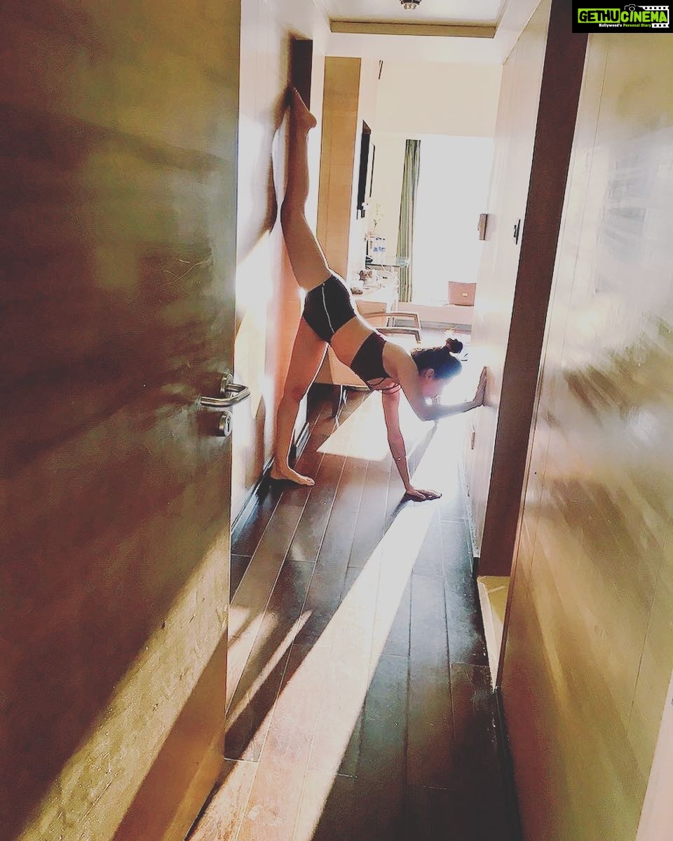 Payal Rohatgi Instagram - You become A master of your life when u learn how to control where your attention goes. Value what you give your energy and time to....#paayalrohatgi #happynewyear #2018 Taj Vivanta,Panjim