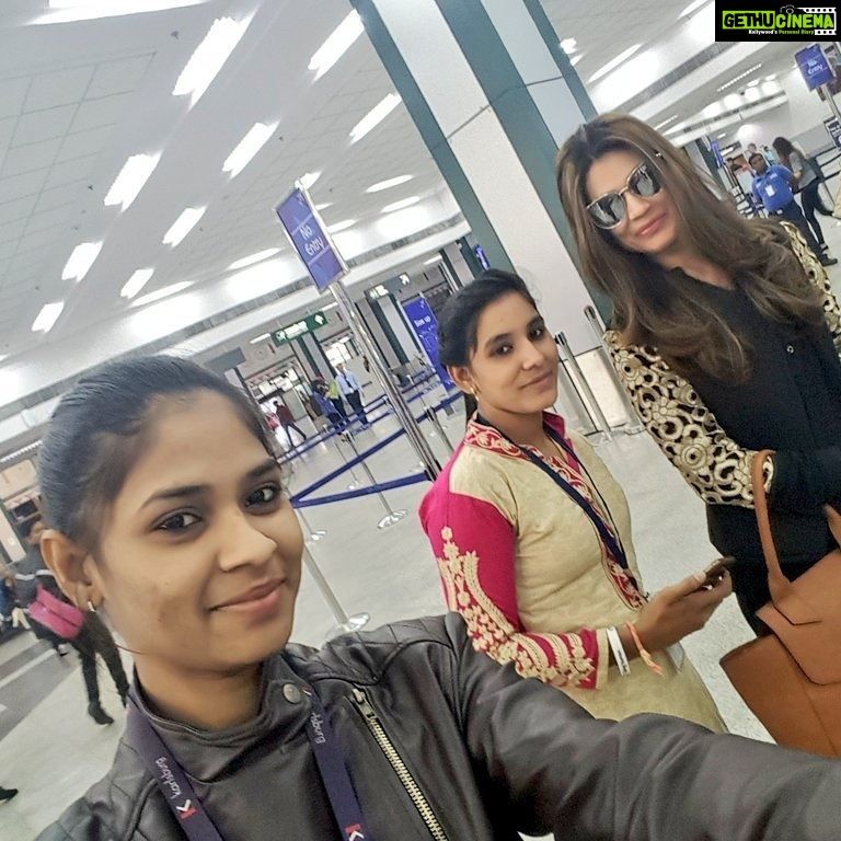 Payal Rohatgi Instagram - No great mind has ever existed without a touch of madness...... #paayalrohatgi #picture #photooftheday #ootd #selfie #instame #instagram #bollywood #actress #hollywood #instagramhub #payalrohatgi Sardar Vallabhbhai Patel International Airport