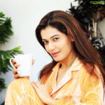 Payal Rohatgi Instagram - There are two ways to be happy... Change the situation OR change your mindset towards it.... #paayalrohatgi .... #actinglife #shootingday #shoots #bollywoodactress #orange #color #lifequotes #lifehacks #photooftheday #bringmethehorizon #breakingtherules Dehradun देहरादून
