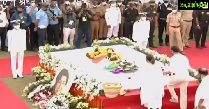 Payal Rohatgi Instagram - Shahrukh Khan Sir did something when he removed his mask at Lata Mangeshkar ji last rites. It suggests a religious belief related to that ritual ?? Pls explain to us the scholars of Islam ? Let there be NO speculations on it. TV channels do debate on this to educate Indians ๐ Donโt target Islam if u donโt know the ritual ๐ #payalrohatgi Posted @withregram โข @srkuniverse Shah Rukh Khan pays his last respects to #LataMangeshkar Ji at Shivaji Park today ๐ . . #ShahRukhKhan #LataDidi #SRK #KingKhan #King #Bollywood #Legend #LegendarySinger #LataMangeshkar
