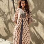 Payal Rohatgi Instagram - करोना ने हमें क्या सिखाया ?? करोना ने हमें सिखाया कि एक इंसान का दूसरे इंसान के ऊपर से भरोसा उठ गया है। डॉक्टर और nurse remdesivir injection की ख़ाली बोतलें बहार patients के रिश्तेदारों को दिखाते थे ये बताने के लिए कि उन्होंने injection patient को दी जो isolation में थे। Dolo और antibiotic से ठीक नहीं हुए patients की C-RP test का नतीजा double digit में आता है पहले single digit में आने के तीन दिन के बाद तो डॉक्टरों का कहना है कि inflammation ज़्यादा है और अगर ठीक नहीं हो तो उस patient को injection दी जाती है। Isolation शब्द हमने सुना है करोना के दूसरे लहर में ज़्यादा क्योंकि मरीज़ों को isolation में रखा गया महामारी को फैलने से रोकने के लिए । Isolation का बहुत गहरा प्रभाव पड़ा उन मरीज़ों के दिमाग़ पर जो अकेले इस बीमारी से लड़ नहीं पाए और उनके परिवार वाले उनके पास नहीं आ पाए क्योंकि वो isolation में थे। मैं जो 3-4 घंटे से ज़्यादा mask नहीं पहन सकती हूँ क्यूँकि लगता है कि सास रुक रही है वो doctors से प्रेरित है जो doctors 10-12 घंटे mask पहनकर isolation वार्ड में corona patients का इलाज करते थे जिनसे आम आदमी डरता था और उसे अछूत की तरह देखता था और समझता था। Corona में जस तरह से एक धर्म के लोग को निशाना बनाया गया वो बहुत ग़लत था क्यूँकि जिनको भी यह बीमारी हुई वो थे तो इंसान ही 🙏 #payalrohatgi