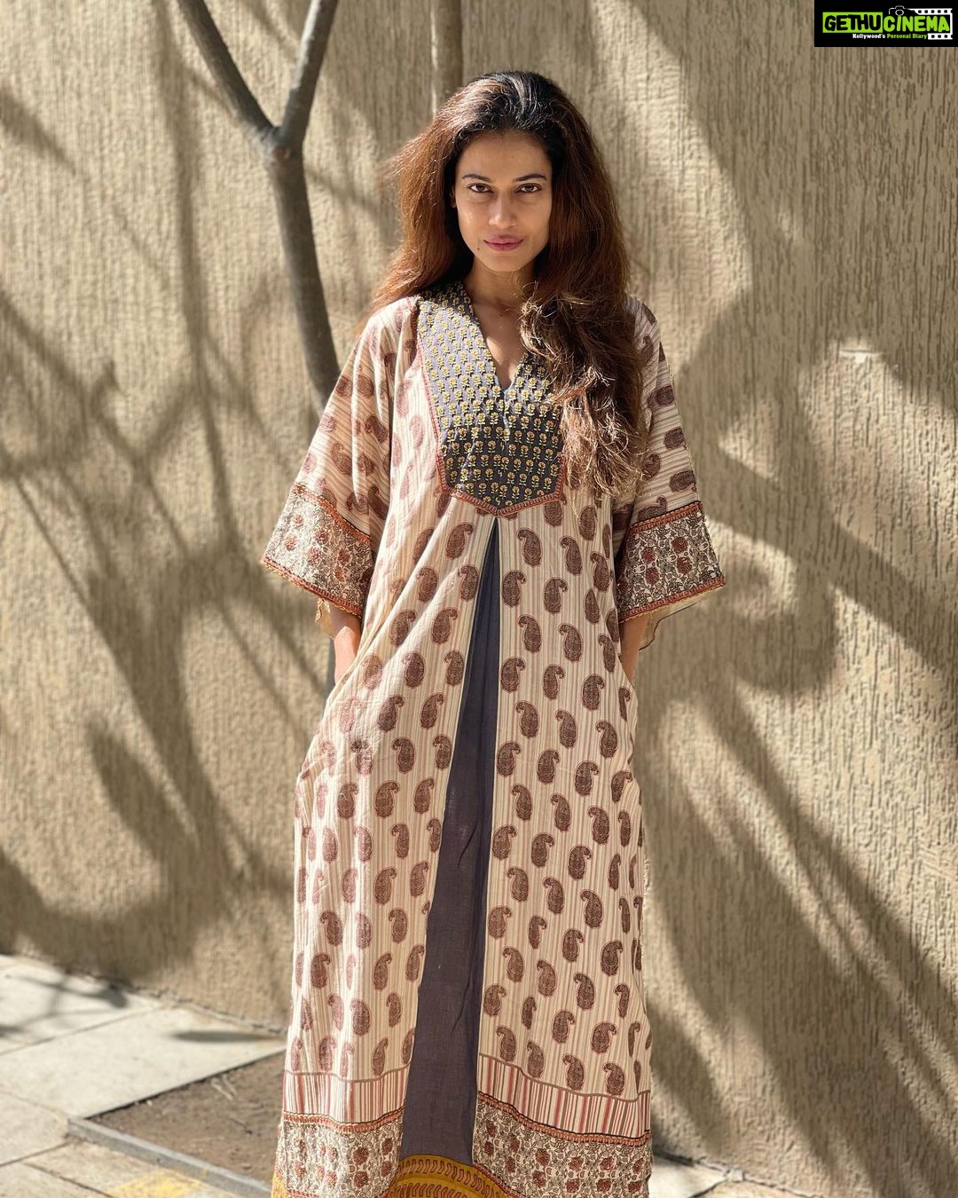 Payal Rohatgi Instagram - करोना ने हमें क्या सिखाया ?? करोना ने हमें सिखाया कि एक इंसान का दूसरे इंसान के ऊपर से भरोसा उठ गया है। डॉक्टर और nurse remdesivir injection की ख़ाली बोतलें बहार patients के रिश्तेदारों को दिखाते थे ये बताने के लिए कि उन्होंने injection patient को दी जो isolation में थे। Dolo और antibiotic से ठीक नहीं हुए patients की C-RP test का नतीजा double digit में आता है पहले single digit में आने के तीन दिन के बाद तो डॉक्टरों का कहना है कि inflammation ज़्यादा है और अगर ठीक नहीं हो तो उस patient को injection दी जाती है। Isolation शब्द हमने सुना है करोना के दूसरे लहर में ज़्यादा क्योंकि मरीज़ों को isolation में रखा गया महामारी को फैलने से रोकने के लिए । Isolation का बहुत गहरा प्रभाव पड़ा उन मरीज़ों के दिमाग़ पर जो अकेले इस बीमारी से लड़ नहीं पाए और उनके परिवार वाले उनके पास नहीं आ पाए क्योंकि वो isolation में थे। मैं जो 3-4 घंटे से ज़्यादा mask नहीं पहन सकती हूँ क्यूँकि लगता है कि सास रुक रही है वो doctors से प्रेरित है जो doctors 10-12 घंटे mask पहनकर isolation वार्ड में corona patients का इलाज करते थे जिनसे आम आदमी डरता था और उसे अछूत की तरह देखता था और समझता था। Corona में जस तरह से एक धर्म के लोग को निशाना बनाया गया वो बहुत ग़लत था क्यूँकि जिनको भी यह बीमारी हुई वो थे तो इंसान ही 🙏 #payalrohatgi