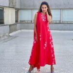 Payal Rohatgi Instagram - मैं cooperative society के ऊपर में कुछ पढ़ रही थी और मैंने वो सारी इंफोर्मेशन आपके साथ इस video में share करी है। पता चला है कि आदरणीय श्री Amit Shah जी Cooperation Minister बने हैं।आशा करती हूँ कि वो सही करेंगे Cooperation Societies के लिए क्योंकि ये field में क़ानून clear नहीं है अभी तक। साथ साथ में मैंने ये भी पड़ा कि कैसे Rajasthan के minister Ashok Gehlot जी को आपत्ति थी Cooperative Societies के क़ानून में जो अमेंडमेंट लाए जा रहे थे उस पर। मैं सिर्फ़ इतना कहना चाहती हूँ कि Cooperative society मुद्दे में मुझे कुछ ज़्यादा नहीं पता पर मुझे इतना पता है कि Rajasthan के अंदर जो trial court हैं वहाँ पर court के अंदर काम करने वाले वकील और बाक़ी कर्मचारी को सही क़ानून नहीं पता होता तो हम जैसे आम आदमी को कैसे पता होगा ?? Smart phone और social media का ज़माना है Google का इस्तेमाल करके नए क़ानून और उनकी amendments को समझने का प्रयास किया जा सकता है उन लोगों द्वारा जो इन court में काम करते हैं। भारत का संविधान न्यायालय को सर्वोत्तम सम्मान देता है और जो लोग इस न्यायालय में काम करते हैं उन्हें उस सम्मान को इज़्ज़त देते हुए अपने आप को update करना चाहिए।#payalrohatgi